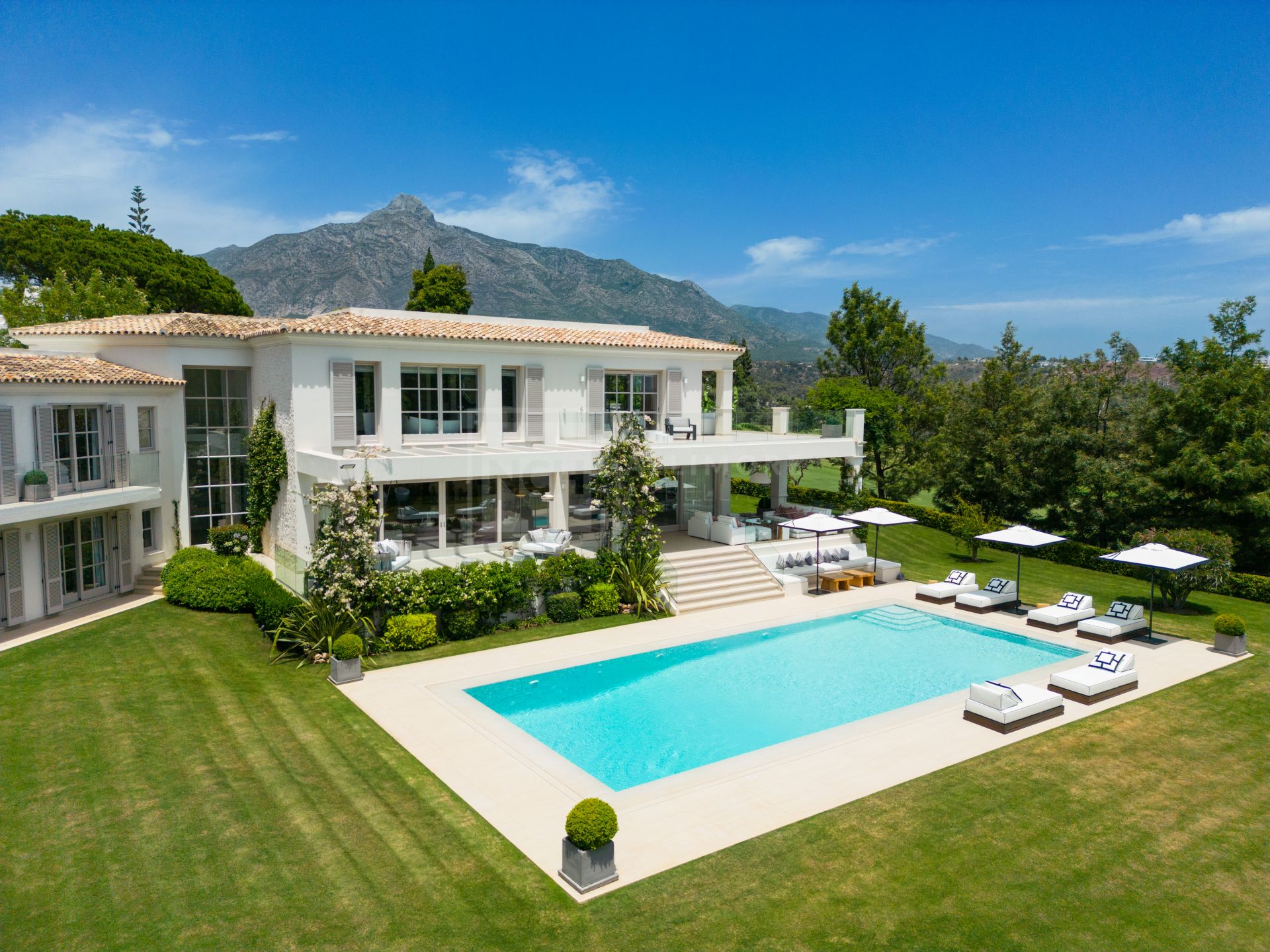 SOUTH-FACING 6-BEDROOM FRONTLINE-GOLF MANSION WITH GUEST HOUSE IN NUEVA ANDALUCÍA