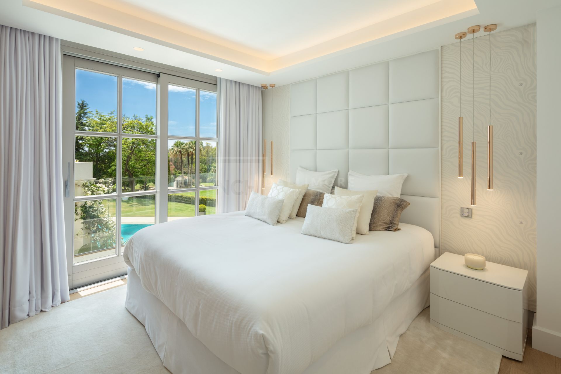 SOUTH-FACING 6-BEDROOM FRONTLINE-GOLF MANSION WITH GUEST HOUSE IN NUEVA ANDALUCÍA
