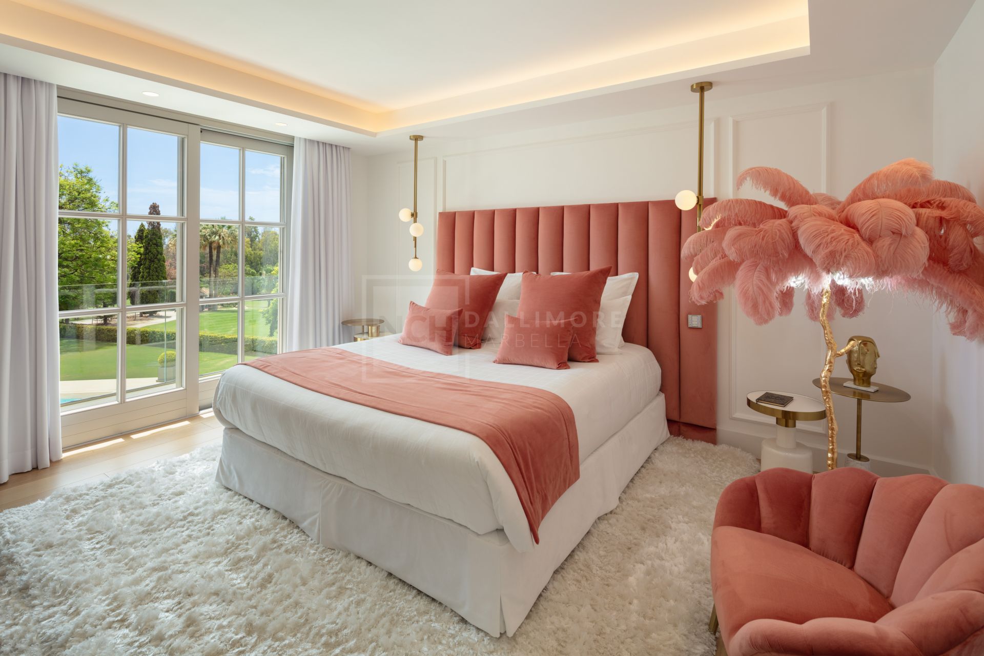 SOUTH-FACING 6-BEDROOM FRONTLINE-GOLF MANSION WITH GUEST HOUSE IN NUEVA ANDALUCÍA
