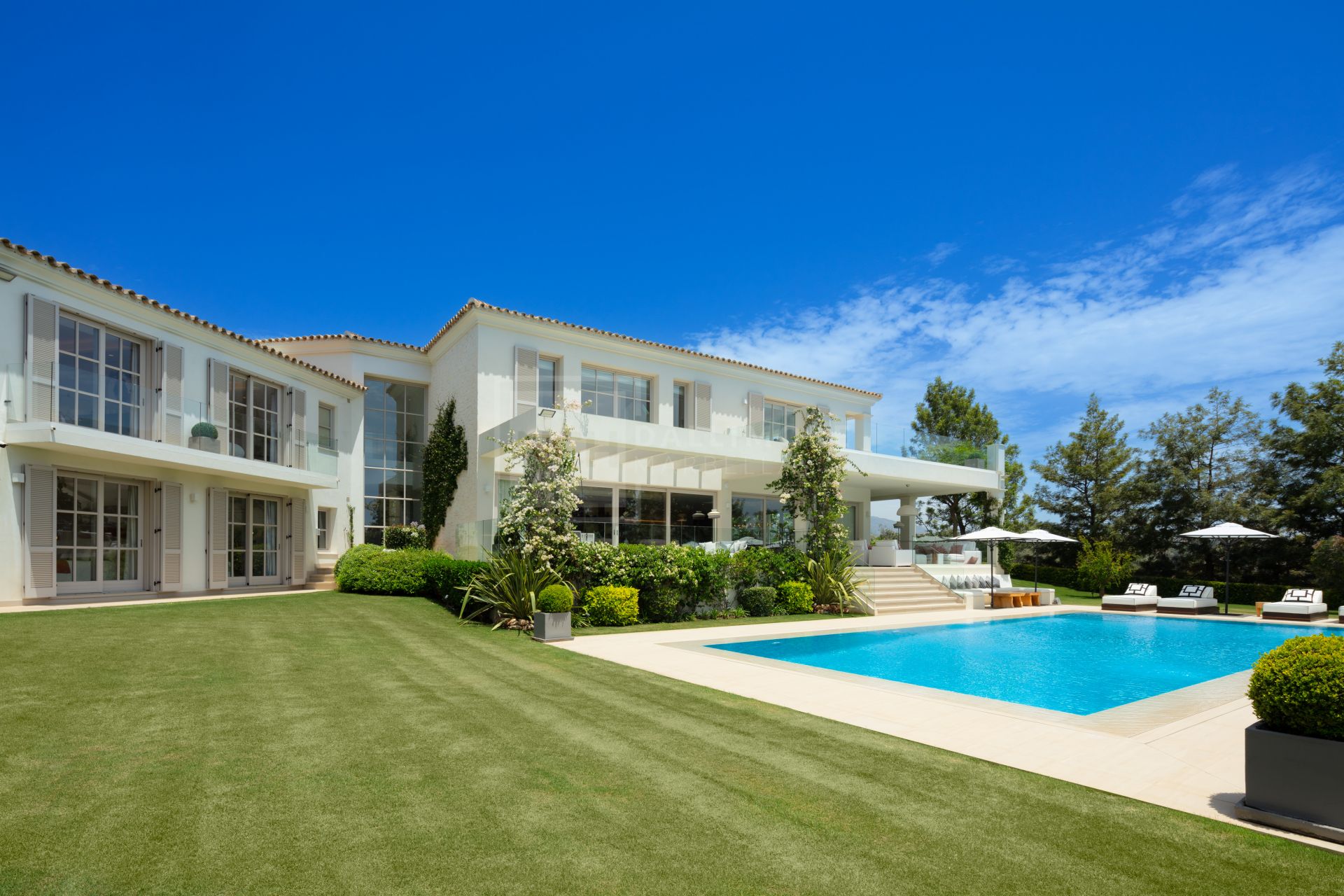 SOUTH-FACING 6-BEDROOM FRONTLINE-GOLF MANSION WITH GUEST HOUSE IN NUEVA ANDALUCÍA