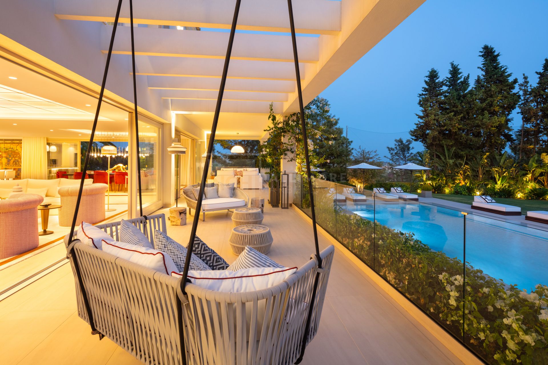 SOUTH-FACING 6-BEDROOM FRONTLINE-GOLF MANSION WITH GUEST HOUSE IN NUEVA ANDALUCÍA