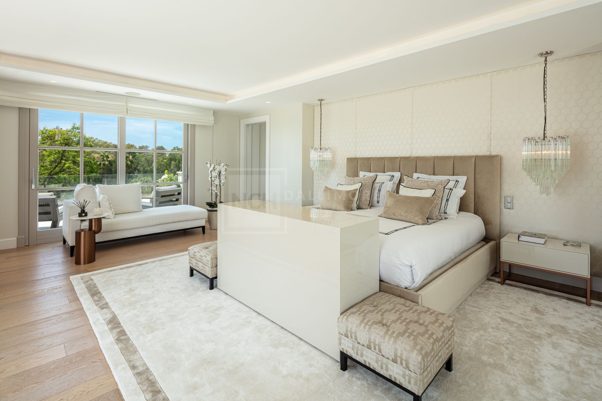 SOUTH-FACING 6-BEDROOM FRONTLINE-GOLF MANSION WITH GUEST HOUSE IN NUEVA ANDALUCÍA