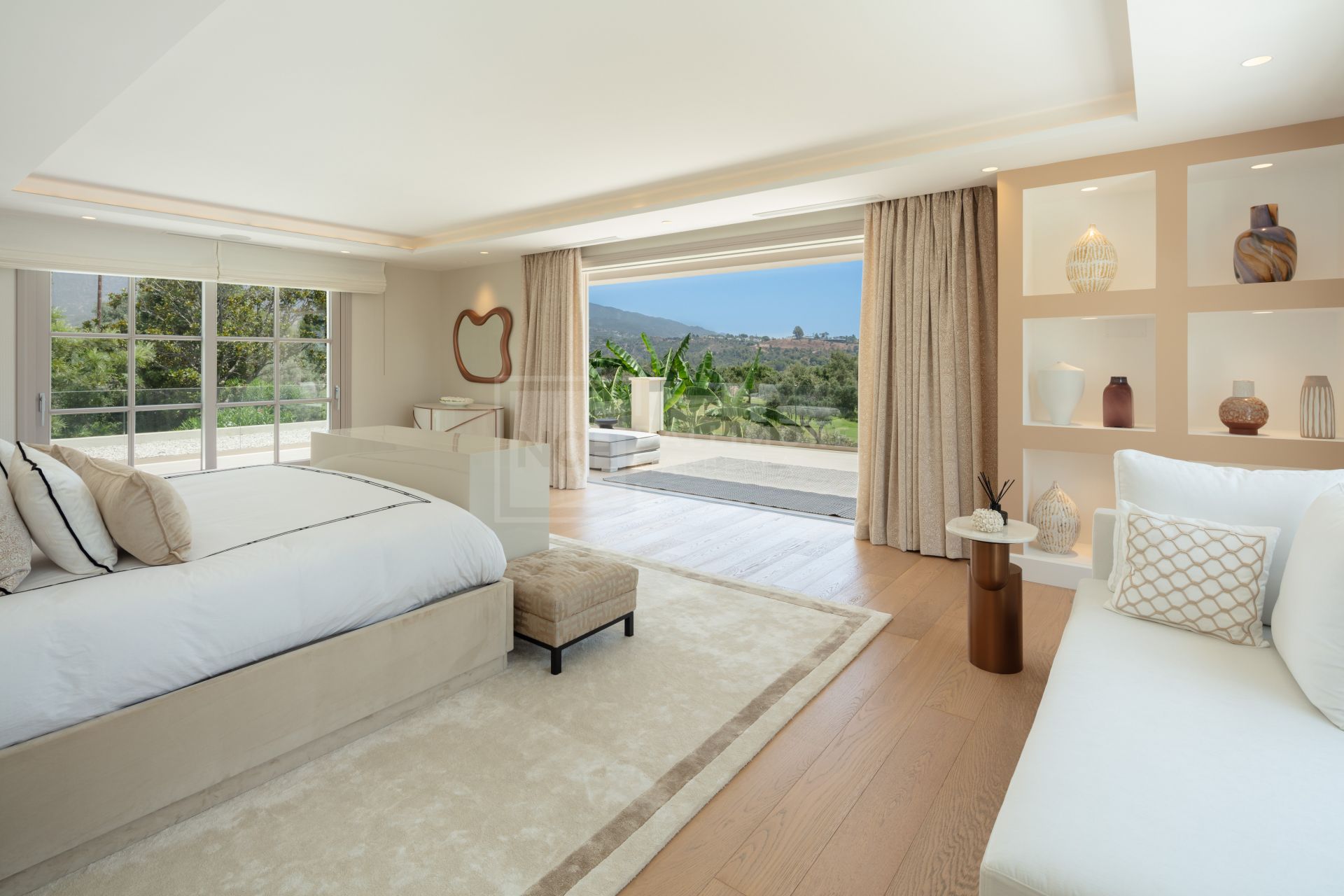 SOUTH-FACING 6-BEDROOM FRONTLINE-GOLF MANSION WITH GUEST HOUSE IN NUEVA ANDALUCÍA