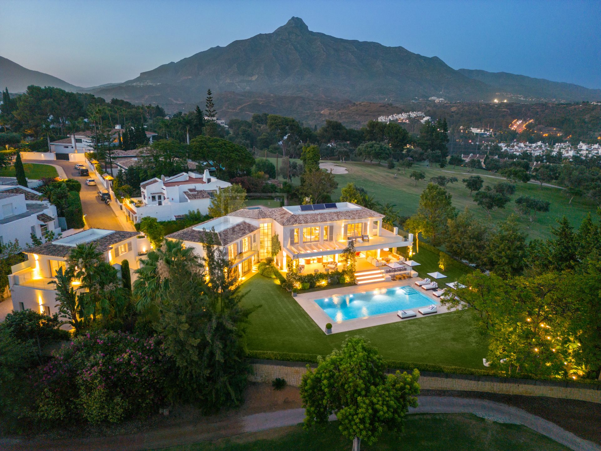 SOUTH-FACING 6-BEDROOM FRONTLINE-GOLF MANSION WITH GUEST HOUSE IN NUEVA ANDALUCÍA