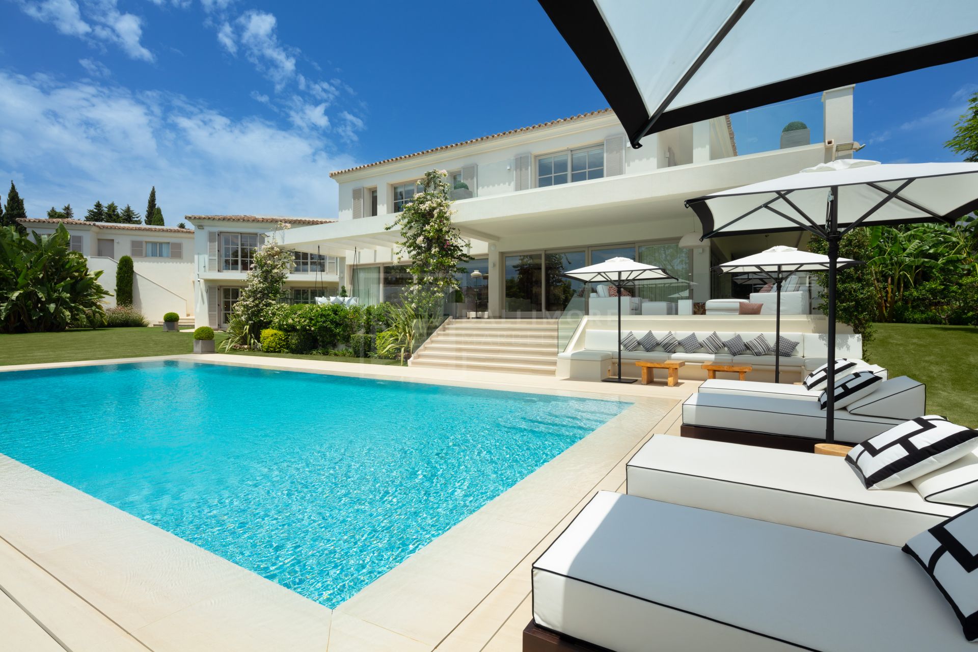 SOUTH-FACING 6-BEDROOM FRONTLINE-GOLF MANSION WITH GUEST HOUSE IN NUEVA ANDALUCÍA