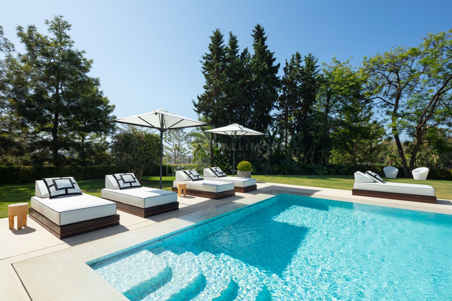 SOUTH-FACING 6-BEDROOM FRONTLINE-GOLF MANSION WITH GUEST HOUSE IN NUEVA ANDALUCÍA