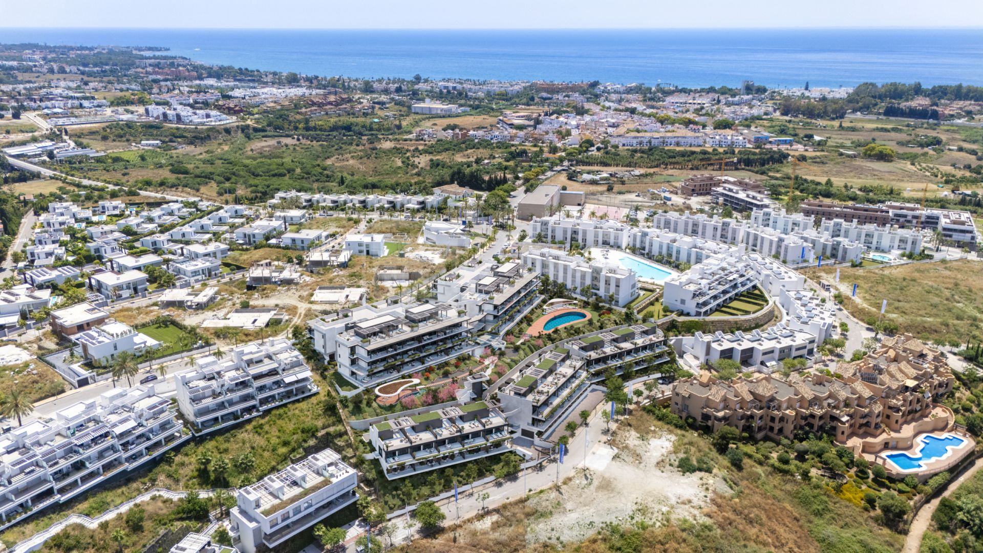 PANORAMIC TERRACES, MINIMALIST LINES & HIGH-EFFICIENCY COMFORTS ON THE COSTA DEL SOL