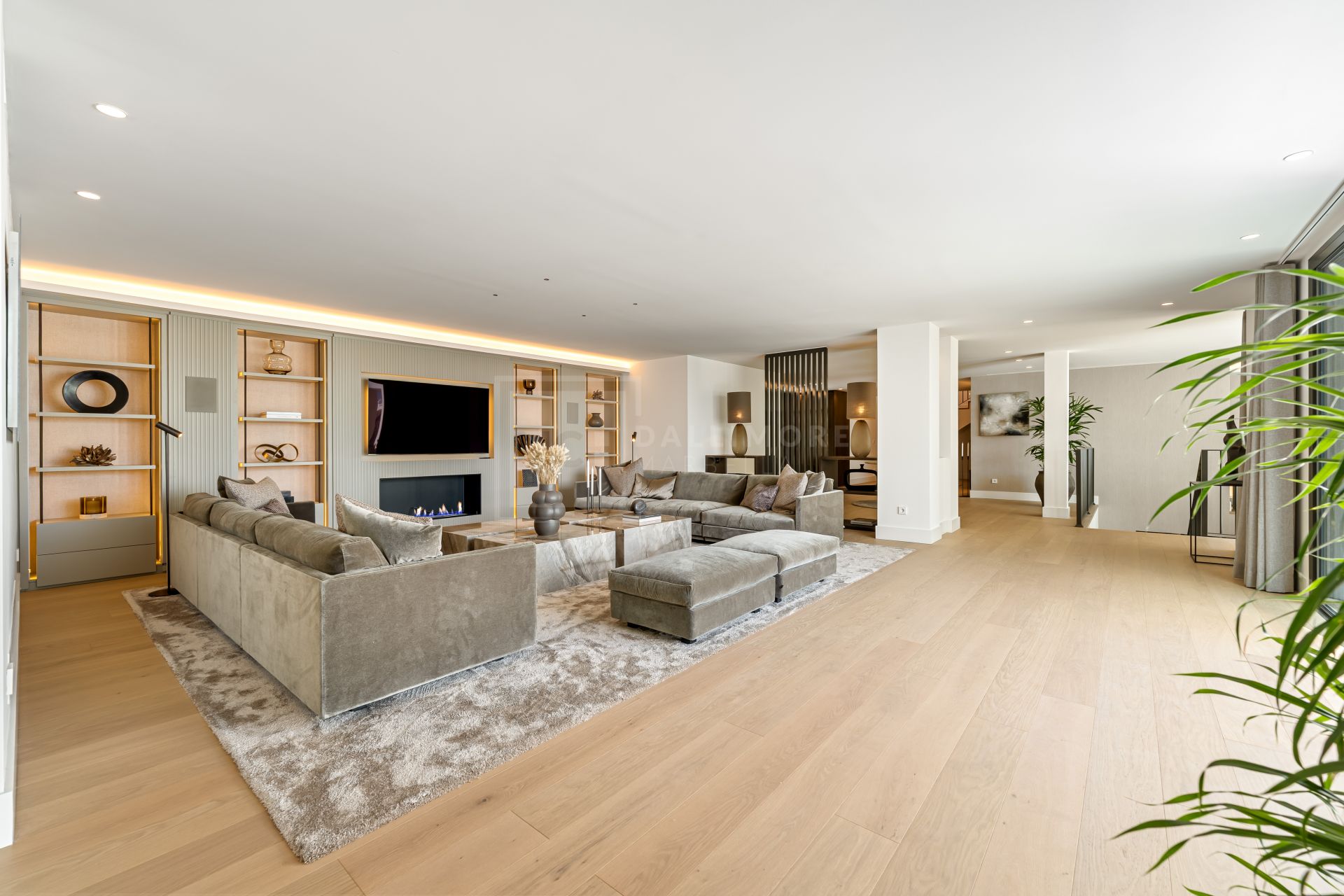 FULLY RENOVATED 5 BEDROOM VILLA IN NAGÜELES WITH LUXURY INTERIORS AND SALTWATER POOL