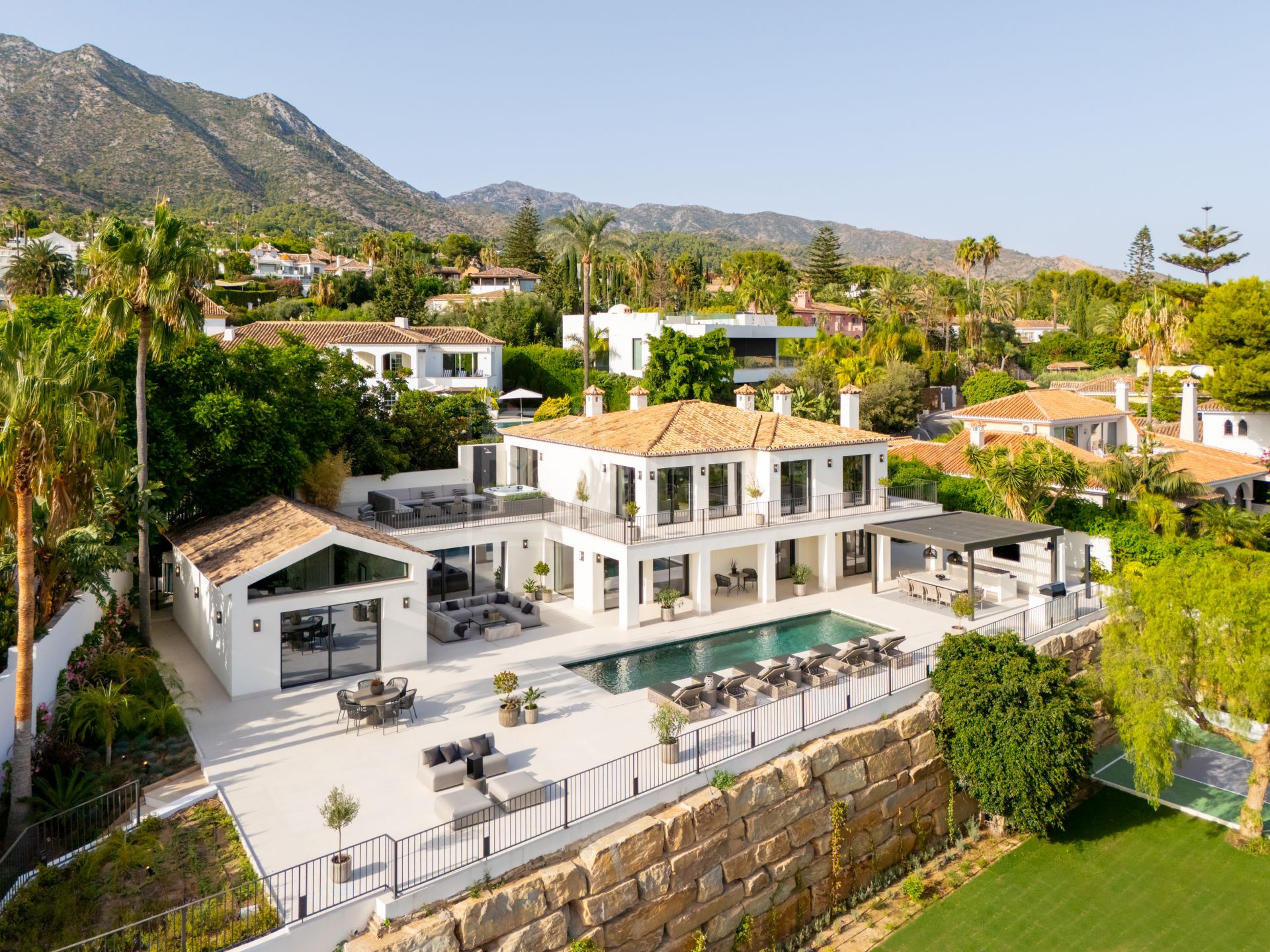 FULLY RENOVATED 5 BEDROOM VILLA IN NAGÜELES WITH LUXURY INTERIORS AND SALTWATER POOL