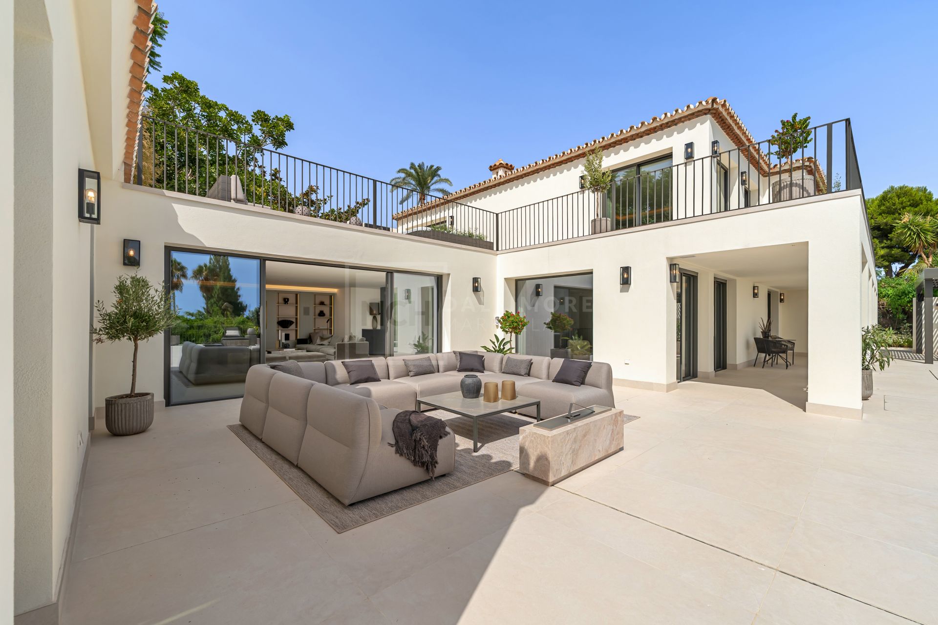 FULLY RENOVATED 5 BEDROOM VILLA IN NAGÜELES WITH LUXURY INTERIORS AND SALTWATER POOL