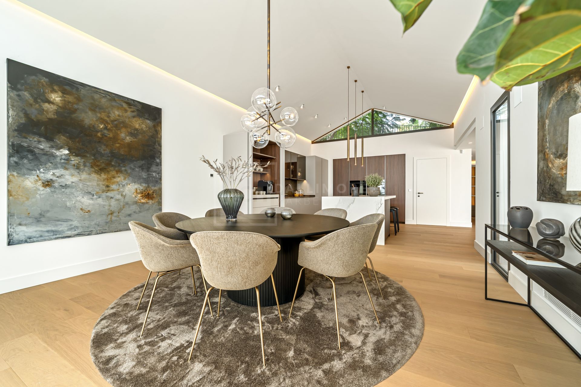 FULLY RENOVATED 5 BEDROOM VILLA IN NAGÜELES WITH LUXURY INTERIORS AND SALTWATER POOL
