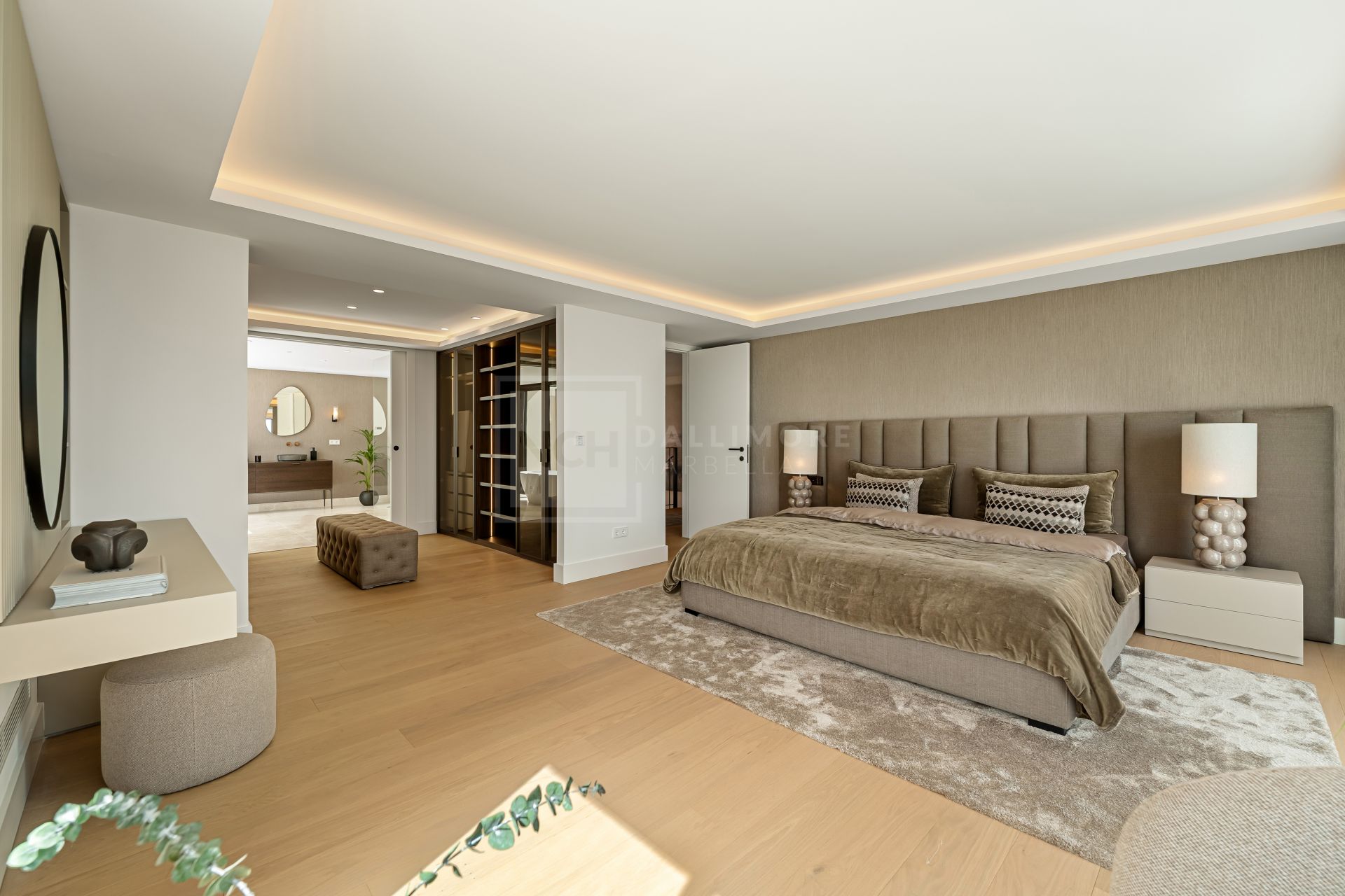 FULLY RENOVATED 5 BEDROOM VILLA IN NAGÜELES WITH LUXURY INTERIORS AND SALTWATER POOL