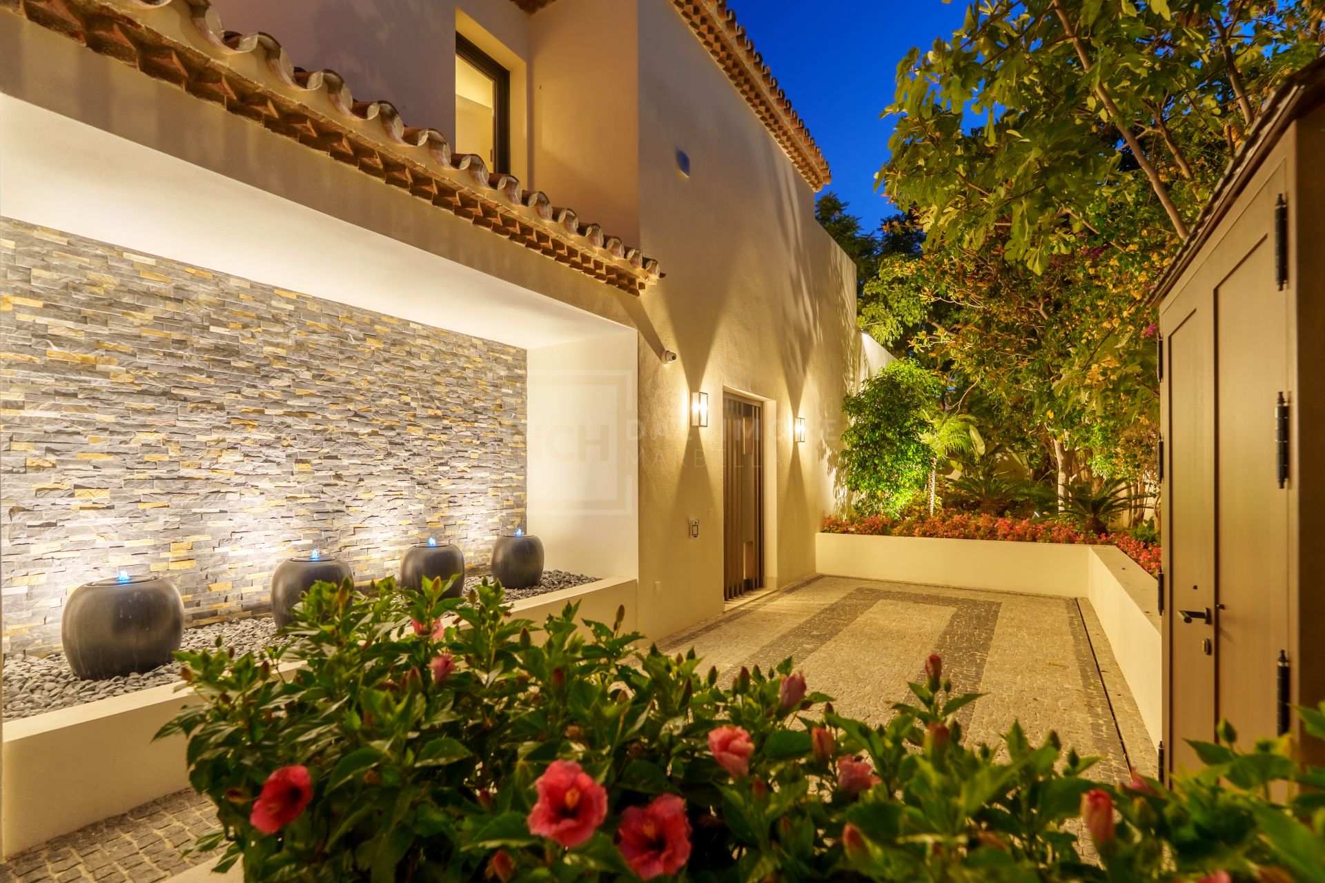 FULLY RENOVATED 5 BEDROOM VILLA IN NAGÜELES WITH LUXURY INTERIORS AND SALTWATER POOL