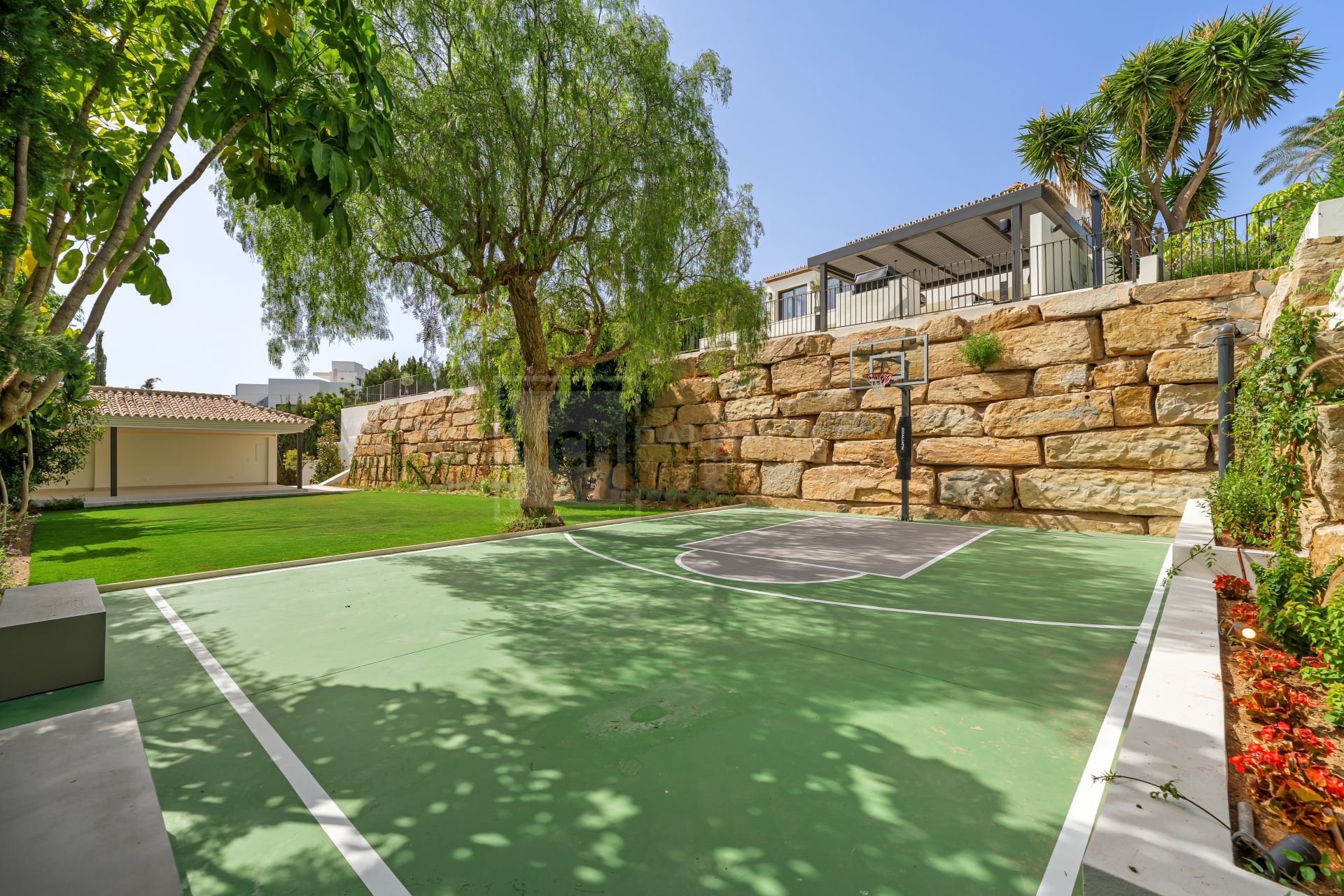 FULLY RENOVATED 5 BEDROOM VILLA IN NAGÜELES WITH LUXURY INTERIORS AND SALTWATER POOL