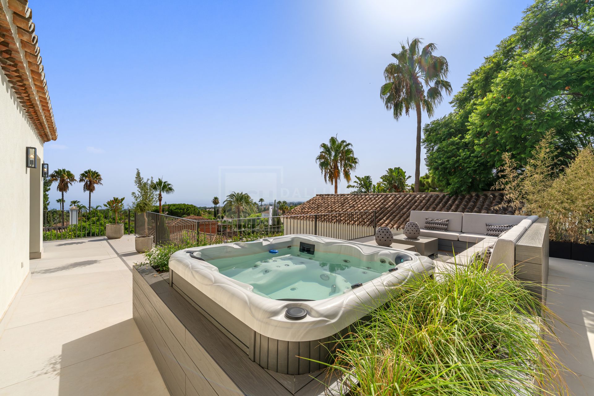 FULLY RENOVATED 5 BEDROOM VILLA IN NAGÜELES WITH LUXURY INTERIORS AND SALTWATER POOL