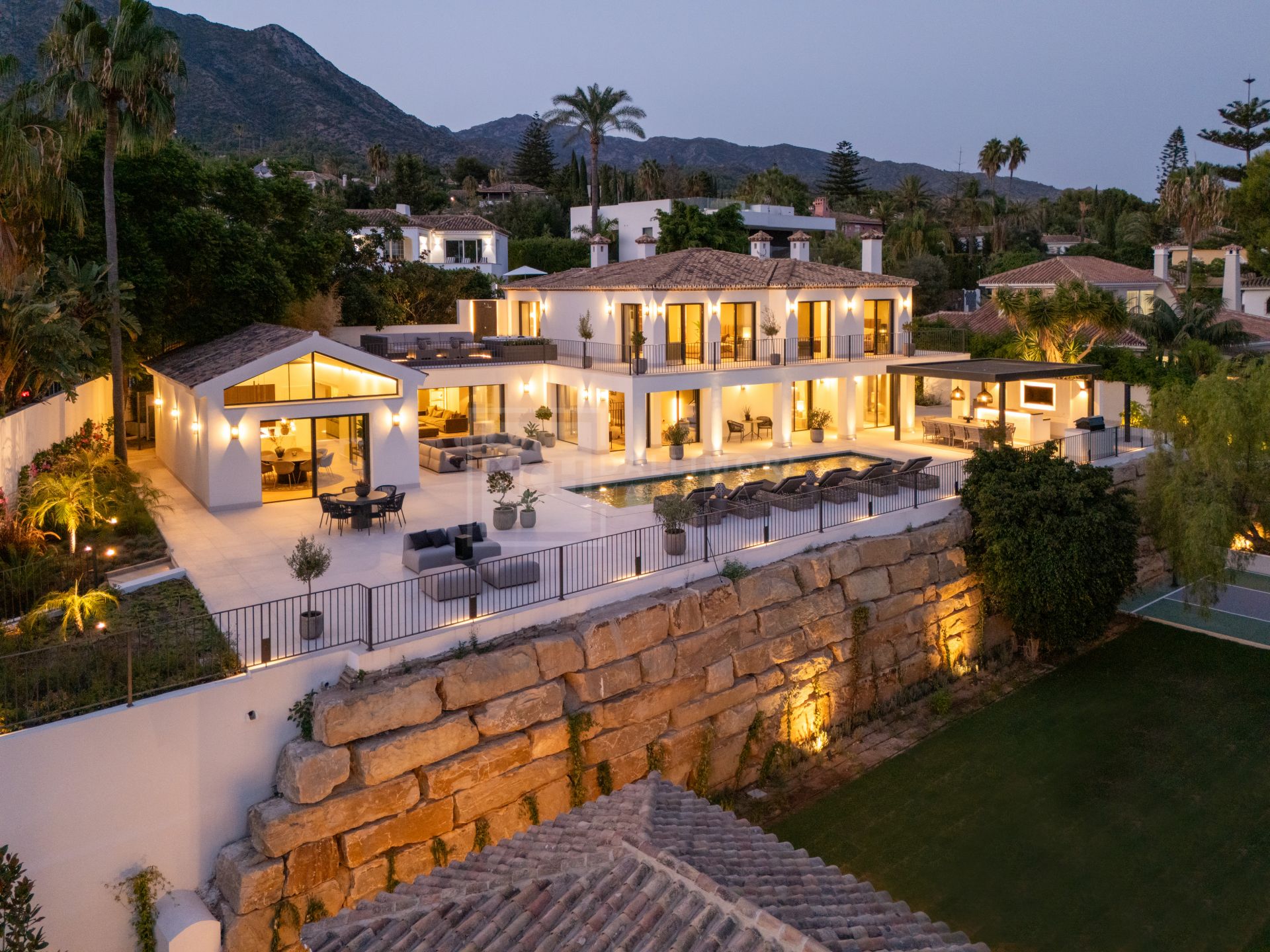 FULLY RENOVATED 5 BEDROOM VILLA IN NAGÜELES WITH LUXURY INTERIORS AND SALTWATER POOL