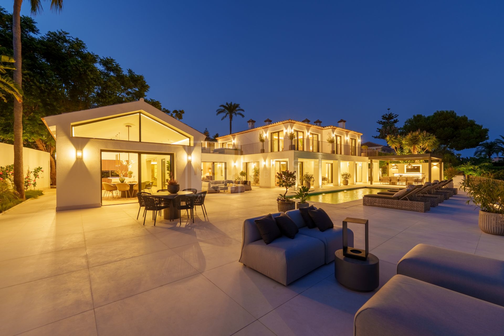 FULLY RENOVATED 5 BEDROOM VILLA IN NAGÜELES WITH LUXURY INTERIORS AND SALTWATER POOL