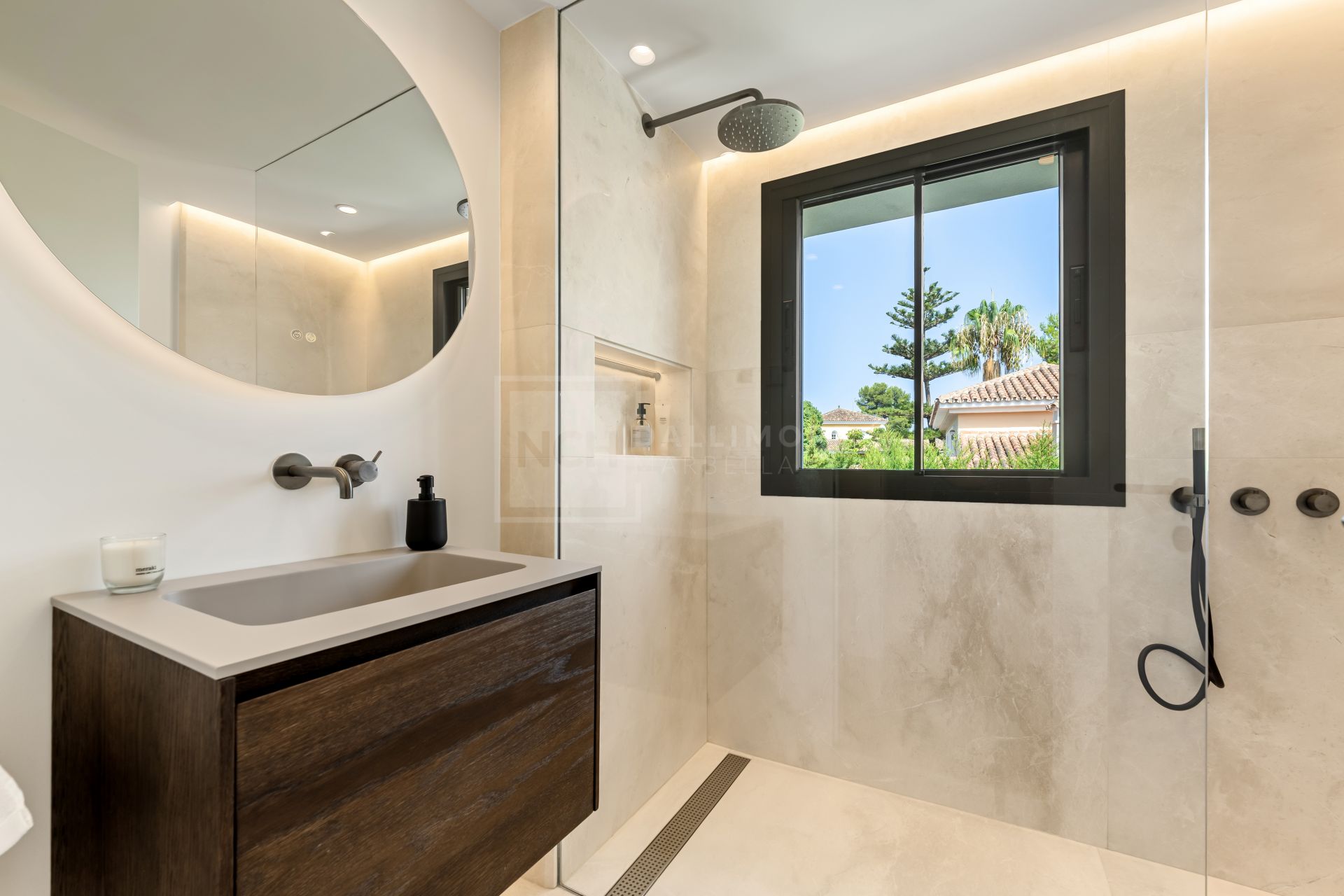 FULLY RENOVATED 5 BEDROOM VILLA IN NAGÜELES WITH LUXURY INTERIORS AND SALTWATER POOL