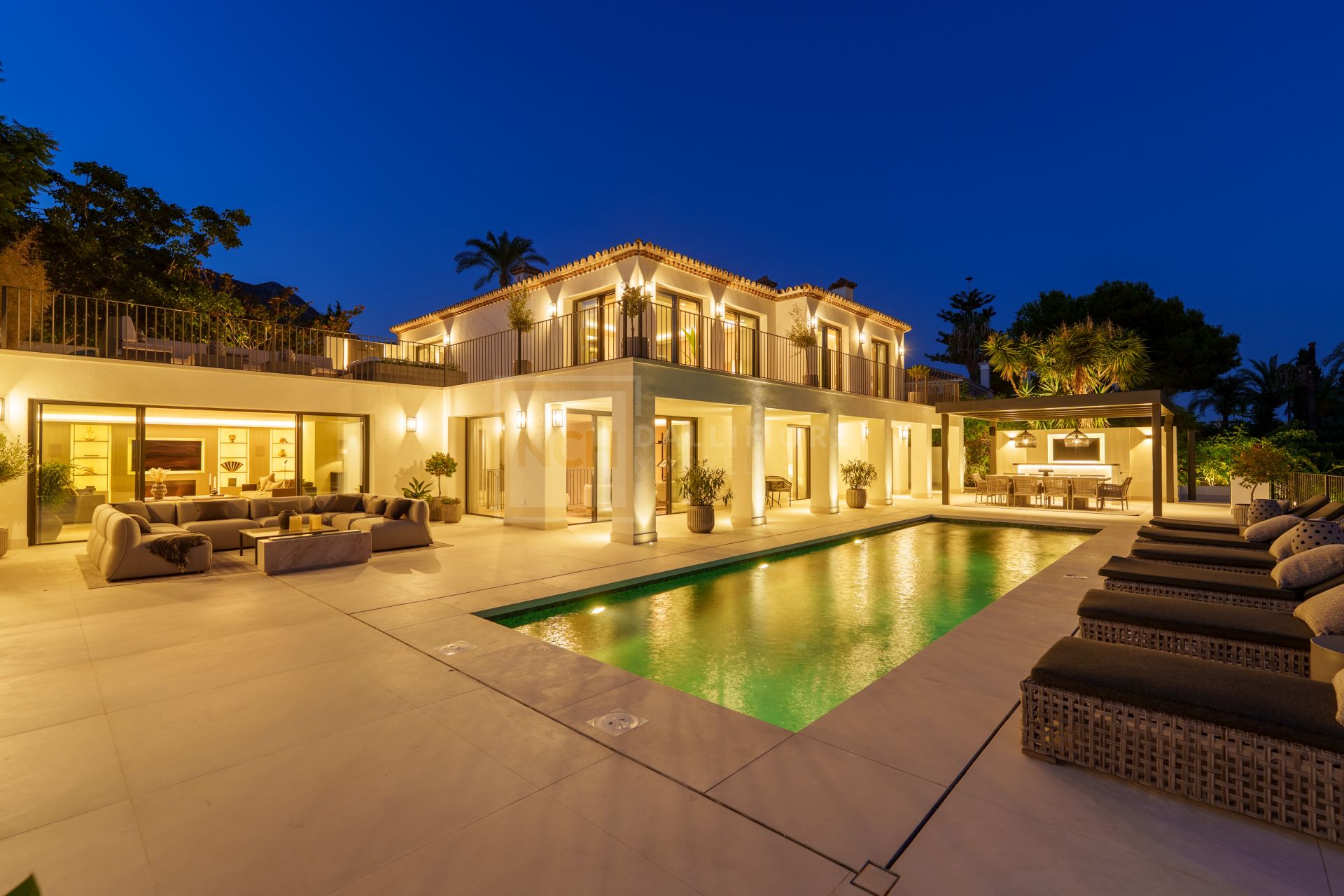 FULLY RENOVATED 5 BEDROOM VILLA IN NAGÜELES WITH LUXURY INTERIORS AND SALTWATER POOL
