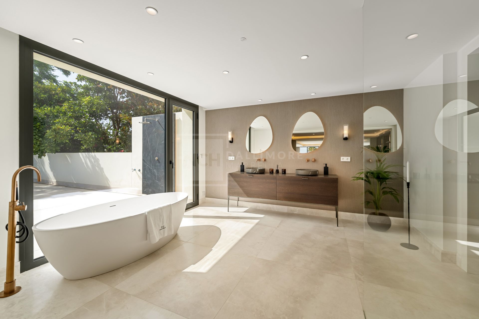 FULLY RENOVATED 5 BEDROOM VILLA IN NAGÜELES WITH LUXURY INTERIORS AND SALTWATER POOL