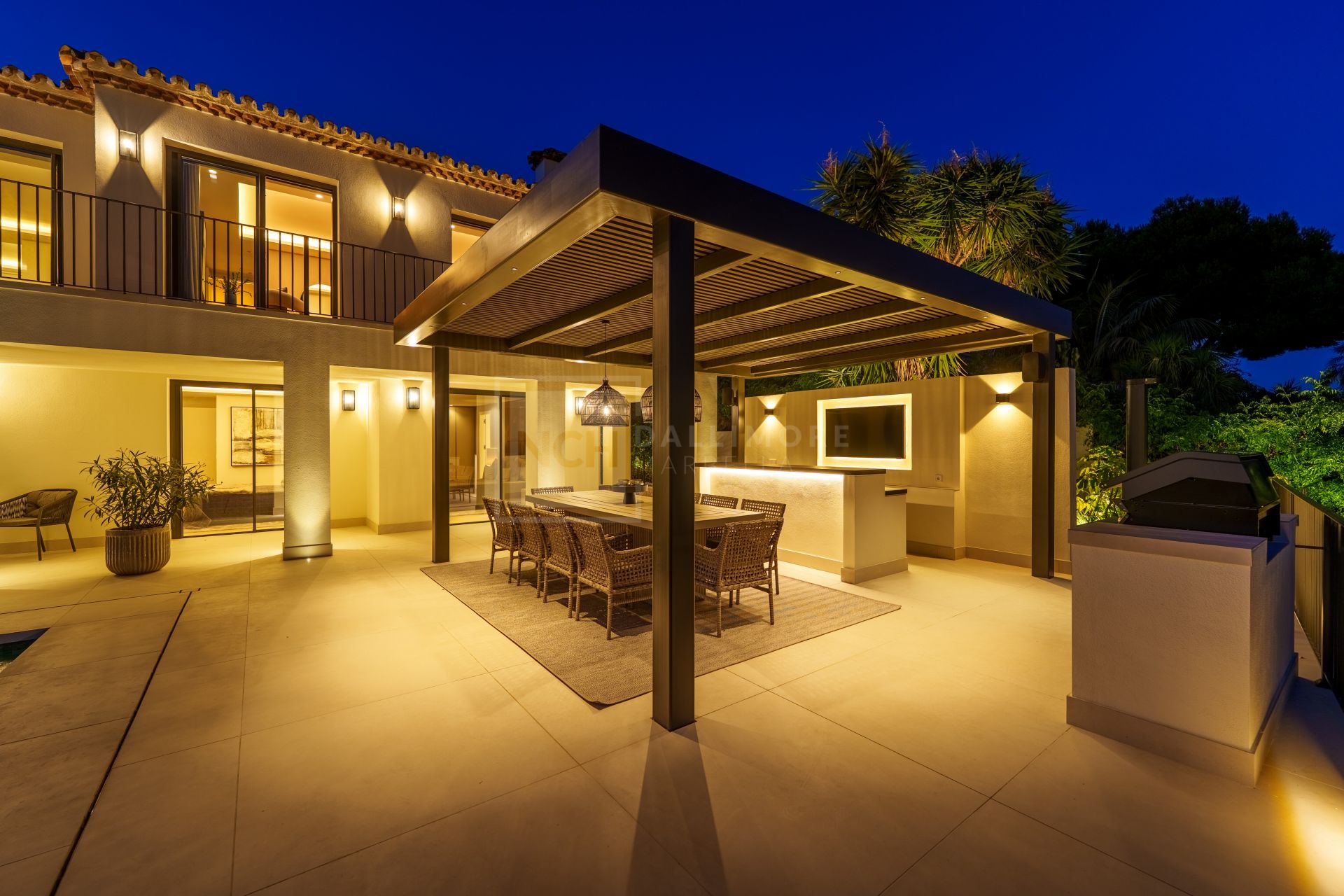 FULLY RENOVATED 5 BEDROOM VILLA IN NAGÜELES WITH LUXURY INTERIORS AND SALTWATER POOL