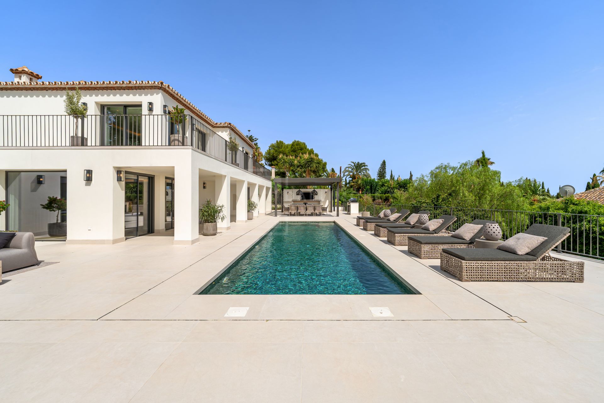 FULLY RENOVATED 5 BEDROOM VILLA IN NAGÜELES WITH LUXURY INTERIORS AND SALTWATER POOL