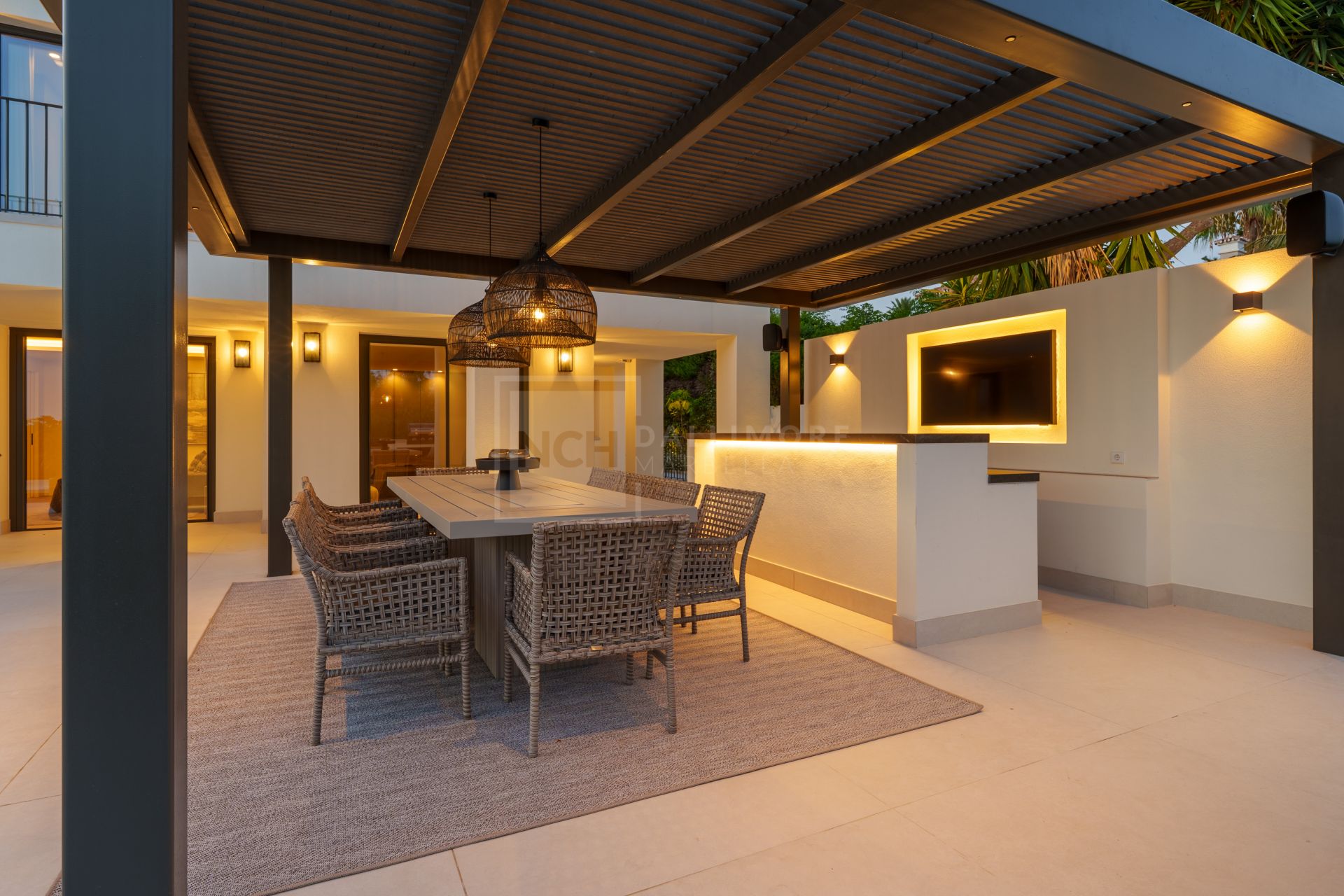 FULLY RENOVATED 5 BEDROOM VILLA IN NAGÜELES WITH LUXURY INTERIORS AND SALTWATER POOL