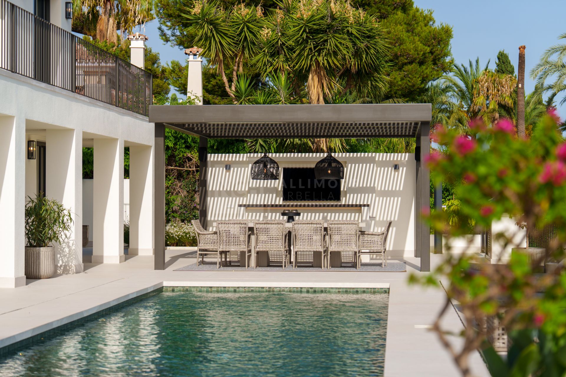 FULLY RENOVATED 5 BEDROOM VILLA IN NAGÜELES WITH LUXURY INTERIORS AND SALTWATER POOL