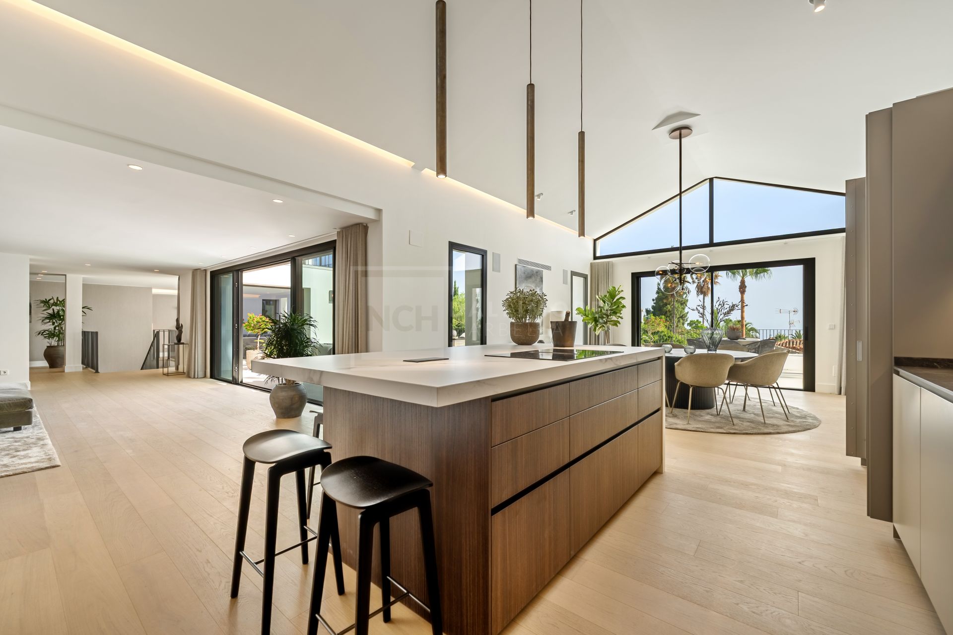 FULLY RENOVATED 5 BEDROOM VILLA IN NAGÜELES WITH LUXURY INTERIORS AND SALTWATER POOL
