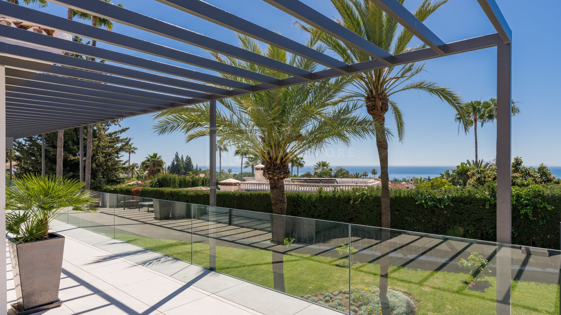 MODERN FIVE BEDROOM VILLA LOCATION IN ROCIO DE NAGUELES