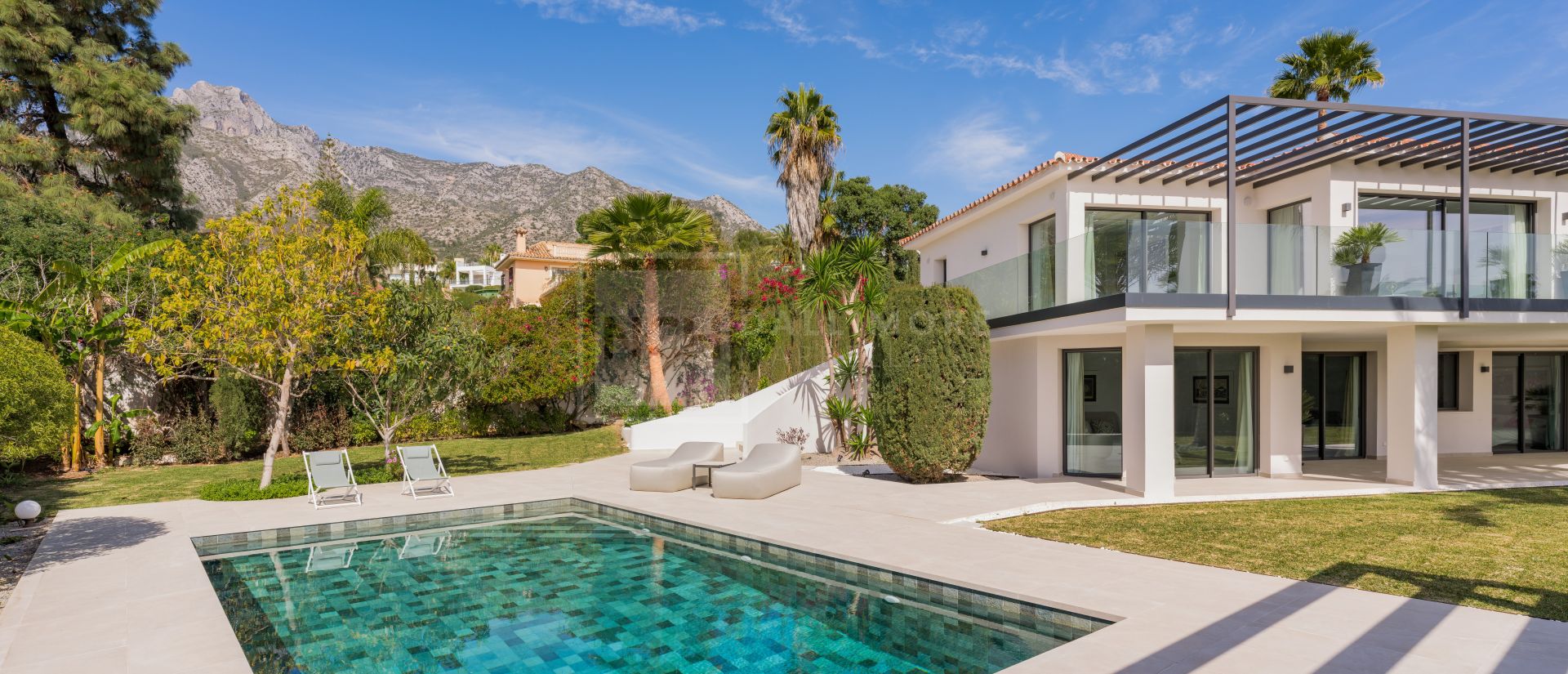 MODERN FIVE BEDROOM VILLA LOCATION IN ROCIO DE NAGUELES