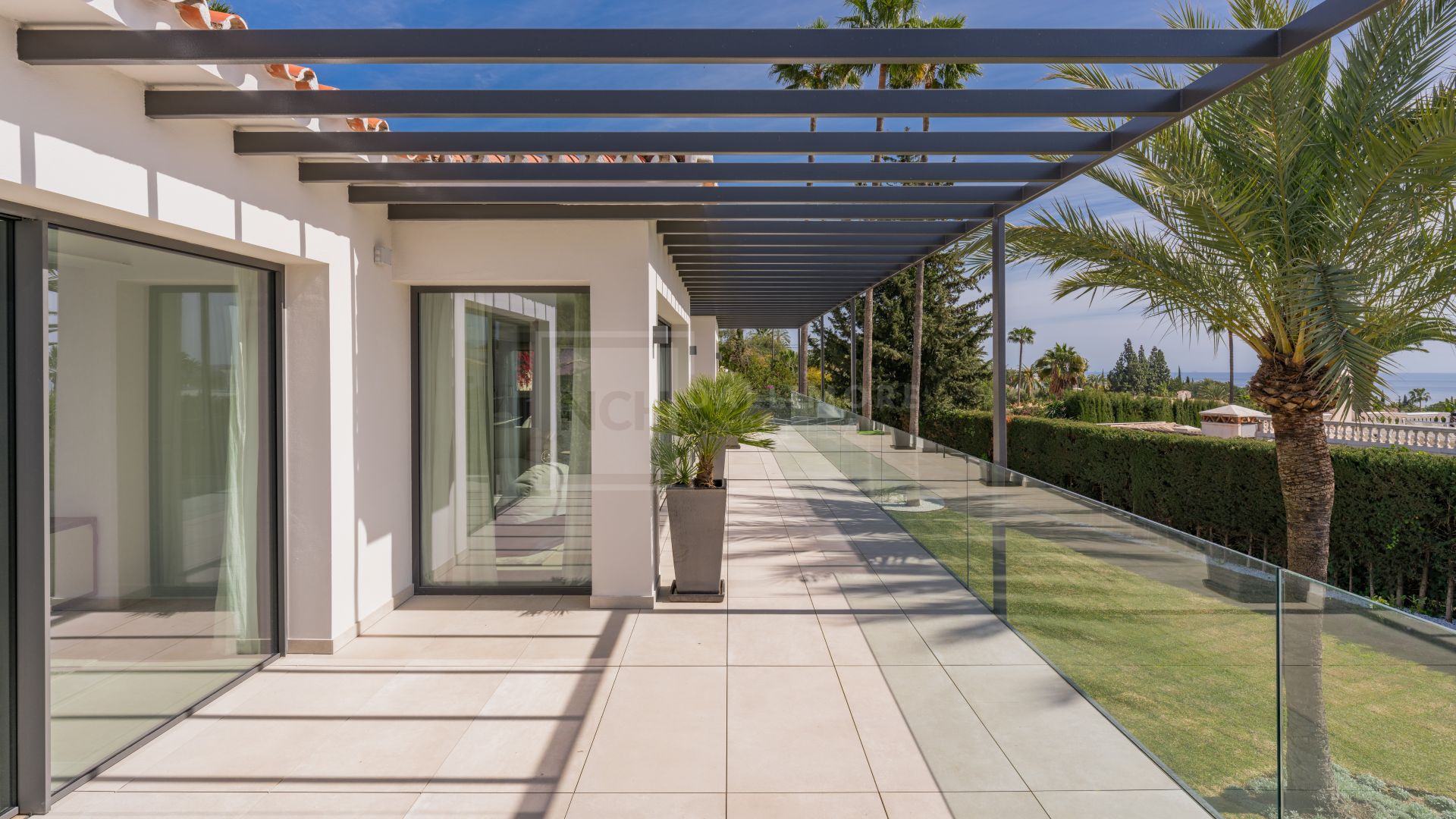 MODERN FIVE BEDROOM VILLA LOCATION IN ROCIO DE NAGUELES