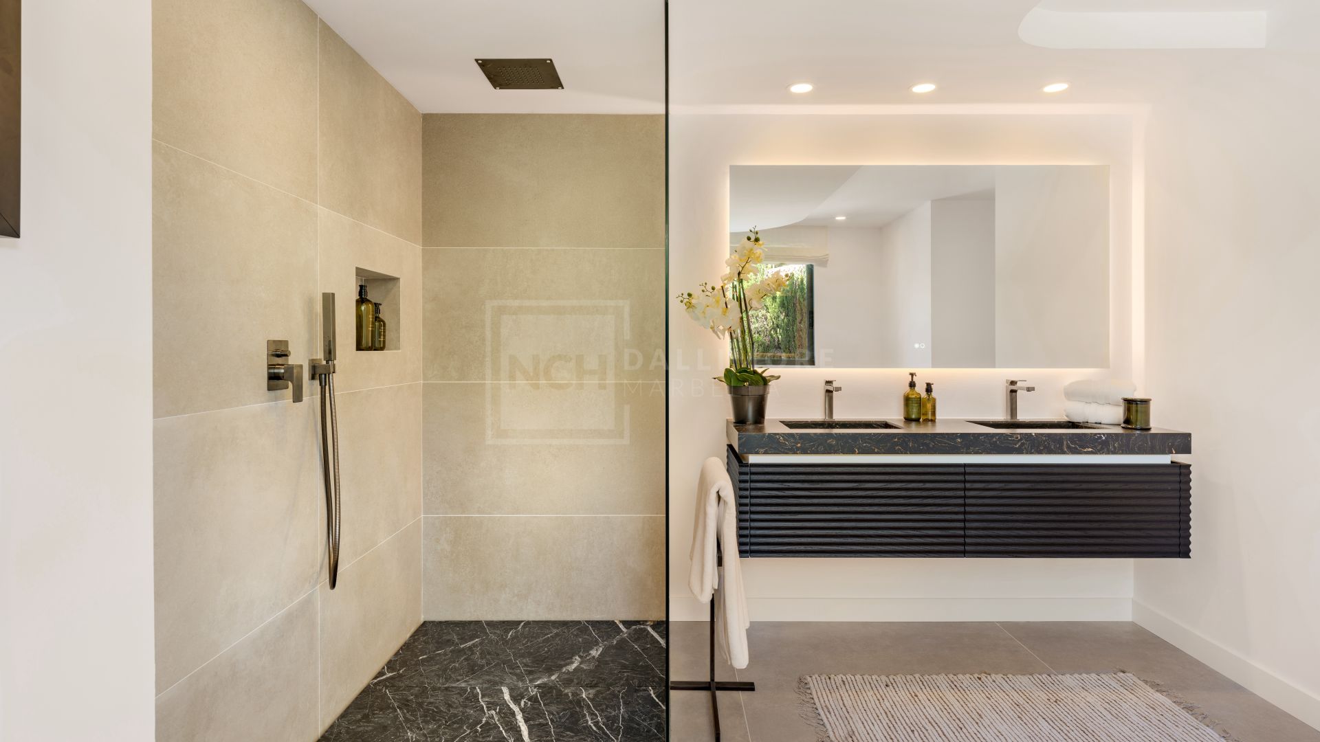 MODERN FIVE BEDROOM VILLA LOCATION IN ROCIO DE NAGUELES