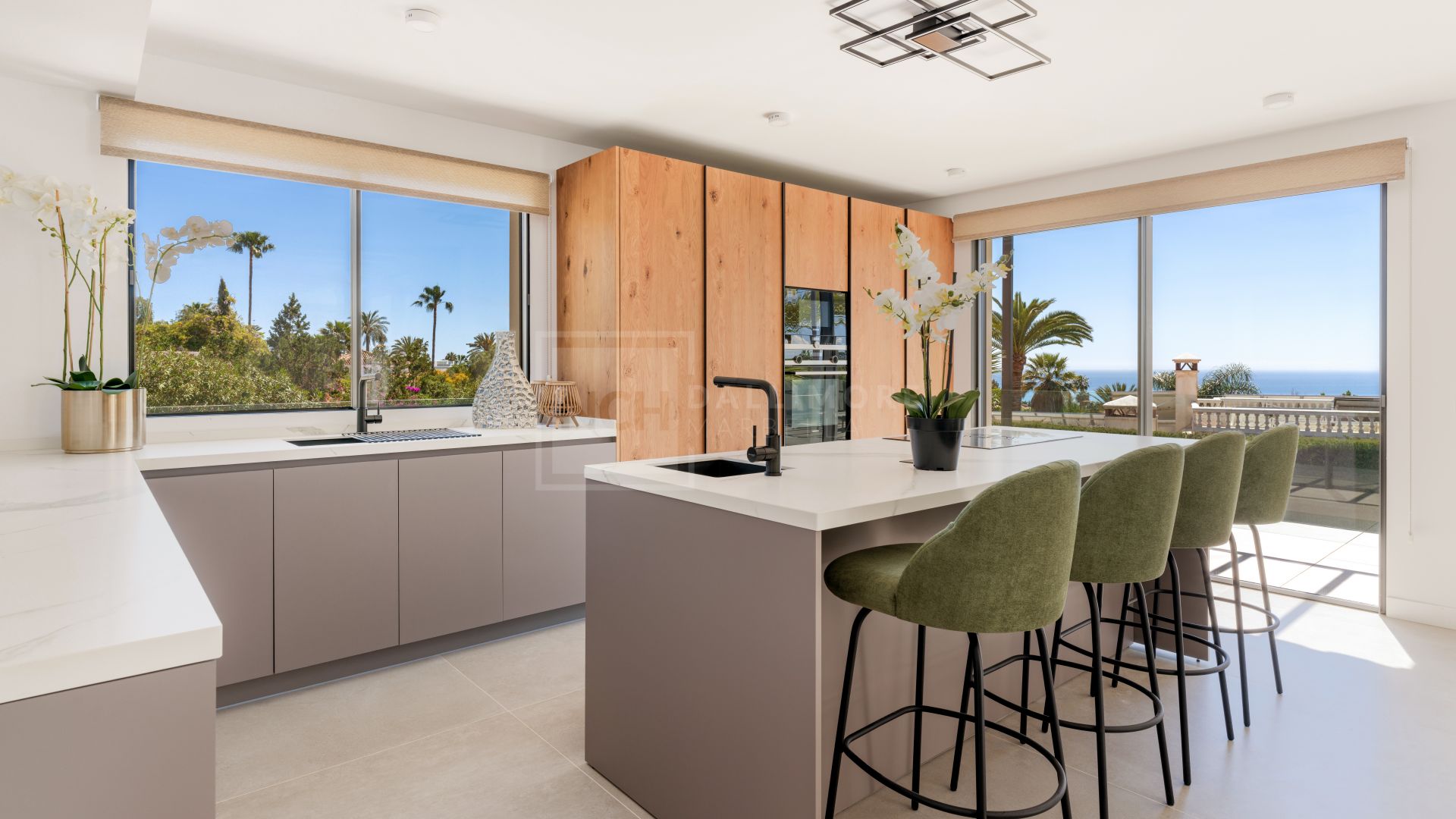 MODERN FIVE BEDROOM VILLA LOCATION IN ROCIO DE NAGUELES