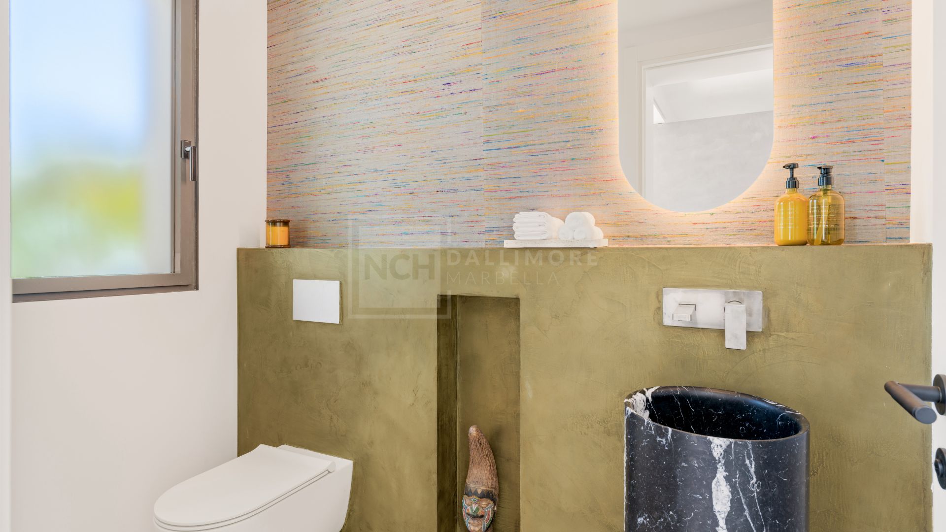 MODERN FIVE BEDROOM VILLA LOCATION IN ROCIO DE NAGUELES