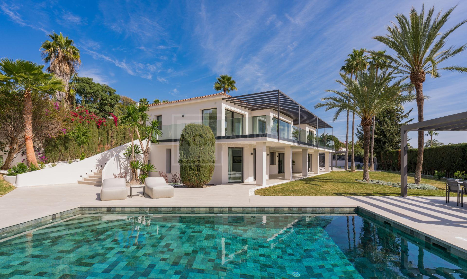 MODERN FIVE BEDROOM VILLA LOCATION IN ROCIO DE NAGUELES