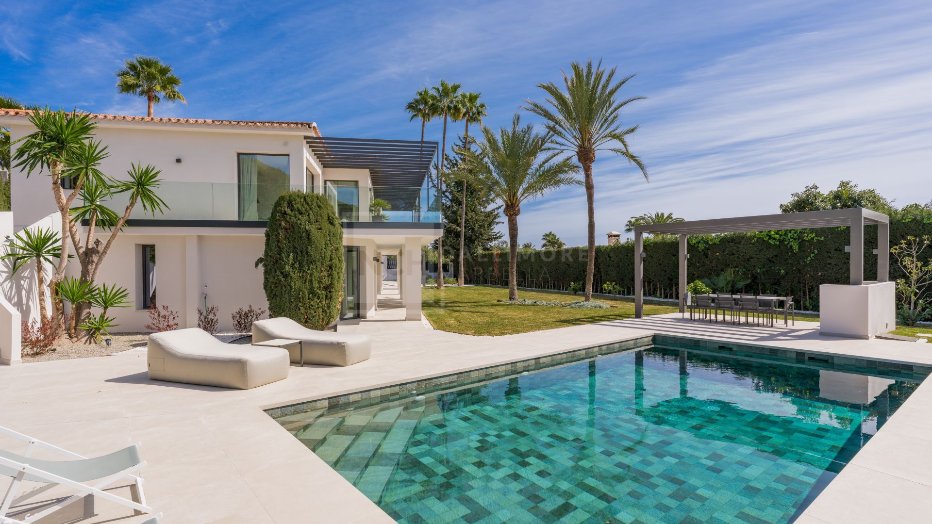 MODERN FIVE BEDROOM VILLA LOCATION IN ROCIO DE NAGUELES