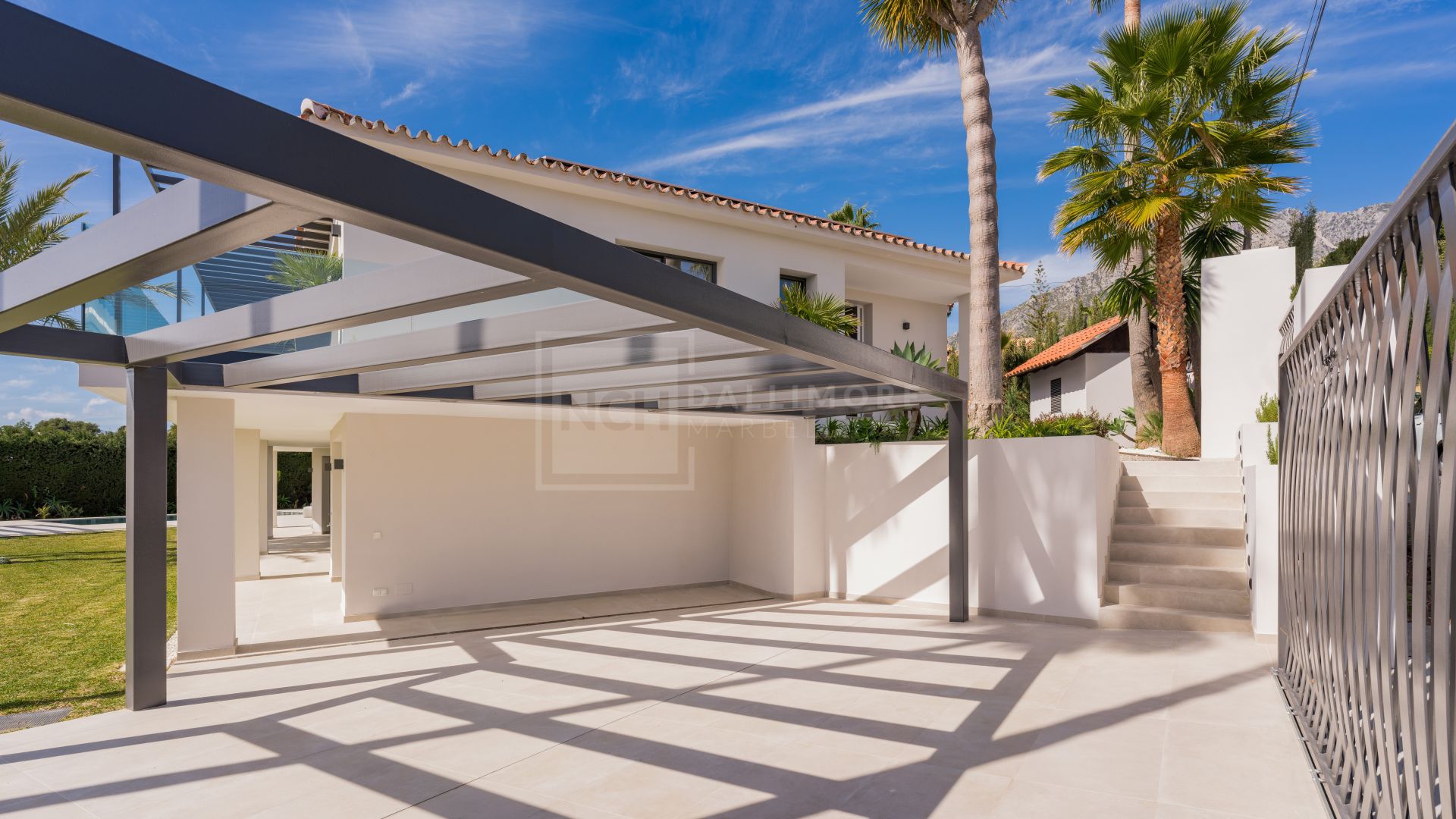 MODERN FIVE BEDROOM VILLA LOCATION IN ROCIO DE NAGUELES