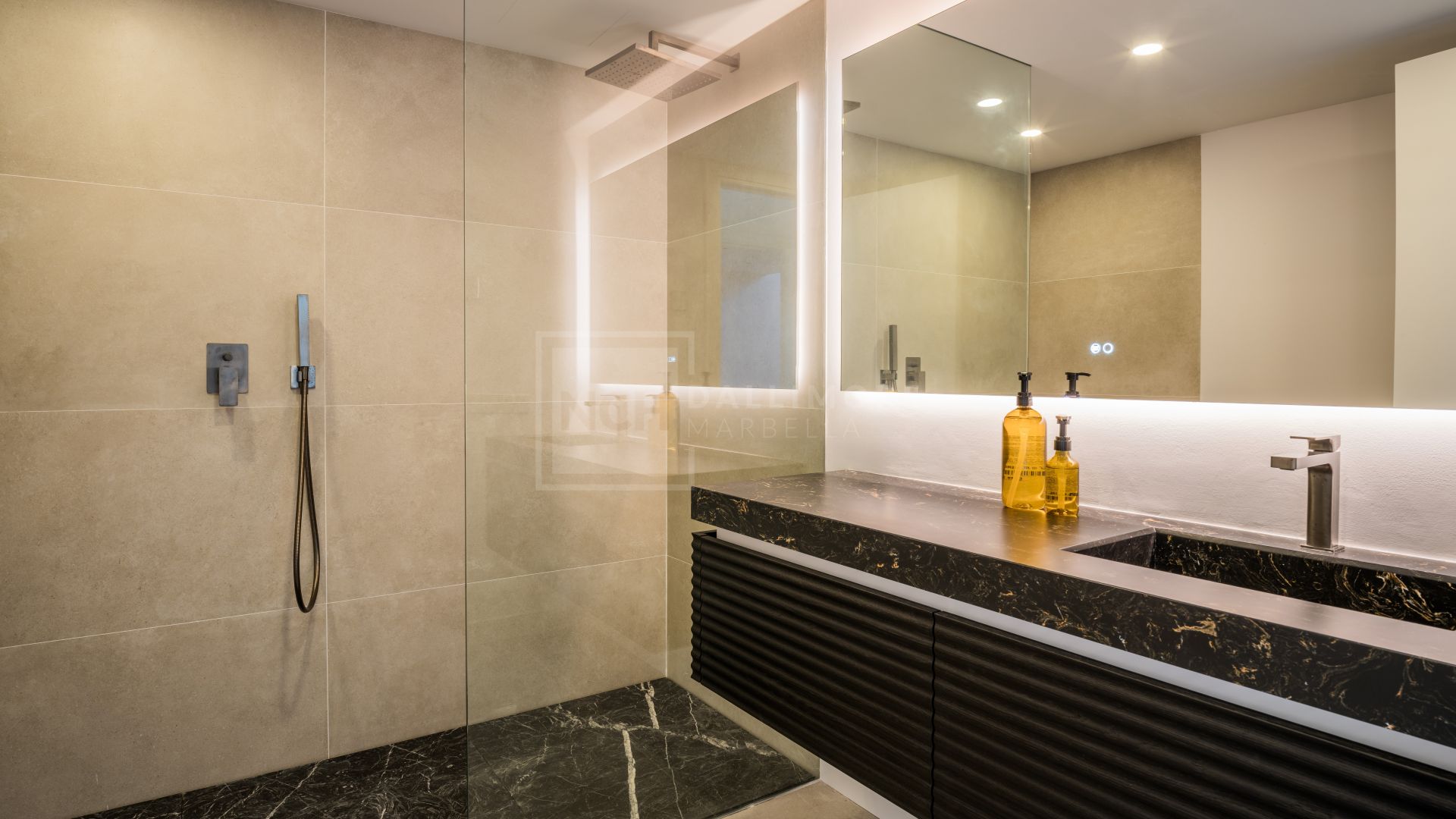 MODERN FIVE BEDROOM VILLA LOCATION IN ROCIO DE NAGUELES