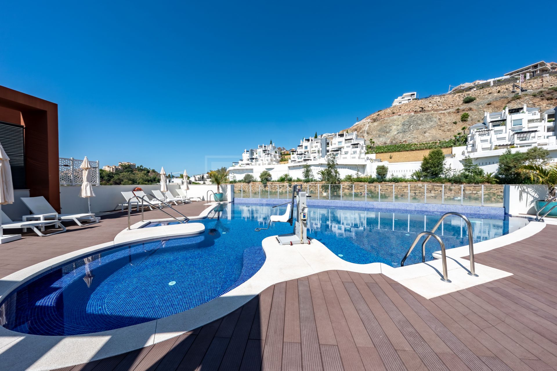 Elegante Apartamento de 3 Dormitorios con Vistas al Golf y la Montaña – ¡Con Licencia de Alquiler!