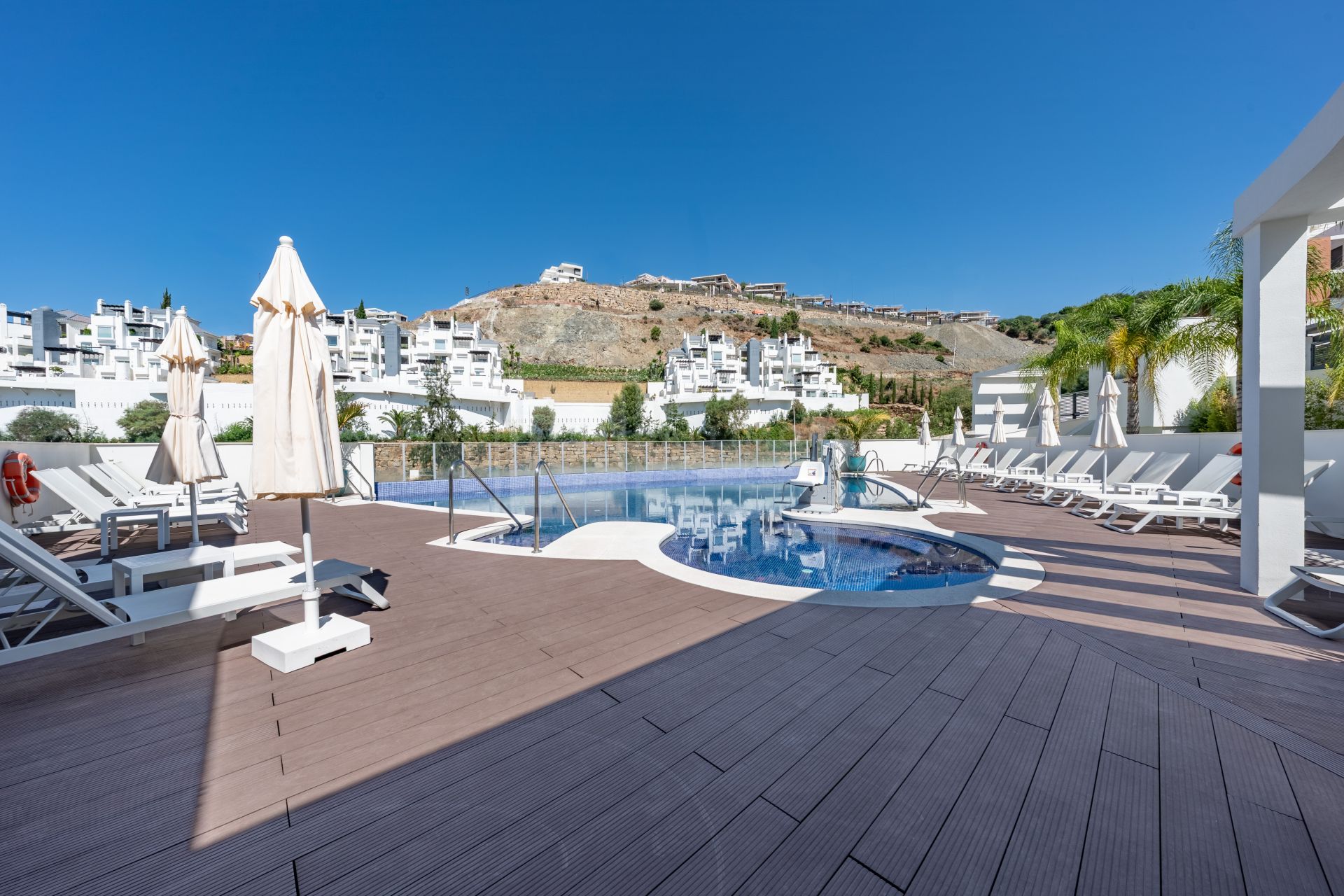 Elegante Apartamento de 3 Dormitorios con Vistas al Golf y la Montaña – ¡Con Licencia de Alquiler!