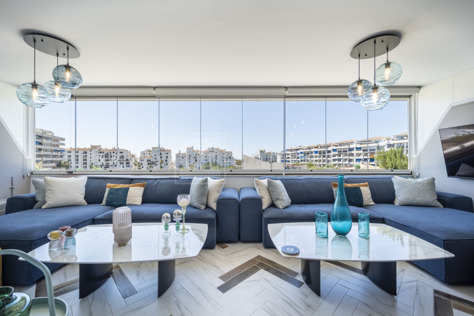 DESIGNER APARTMENT LOCATED IN PUERTO BANUS