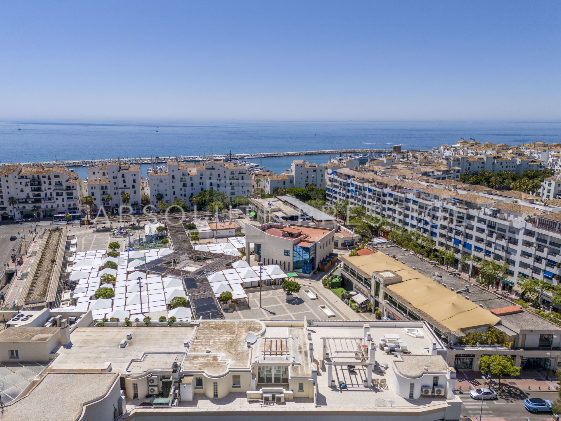 DESIGNER APARTMENT LOCATED IN PUERTO BANUS