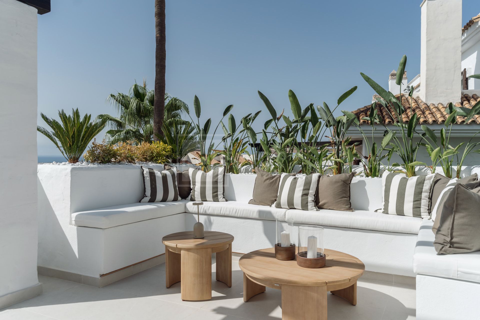 DUPLEX CORNER PENTHOUSE WITH SPECTACULAR SEA VIEWS