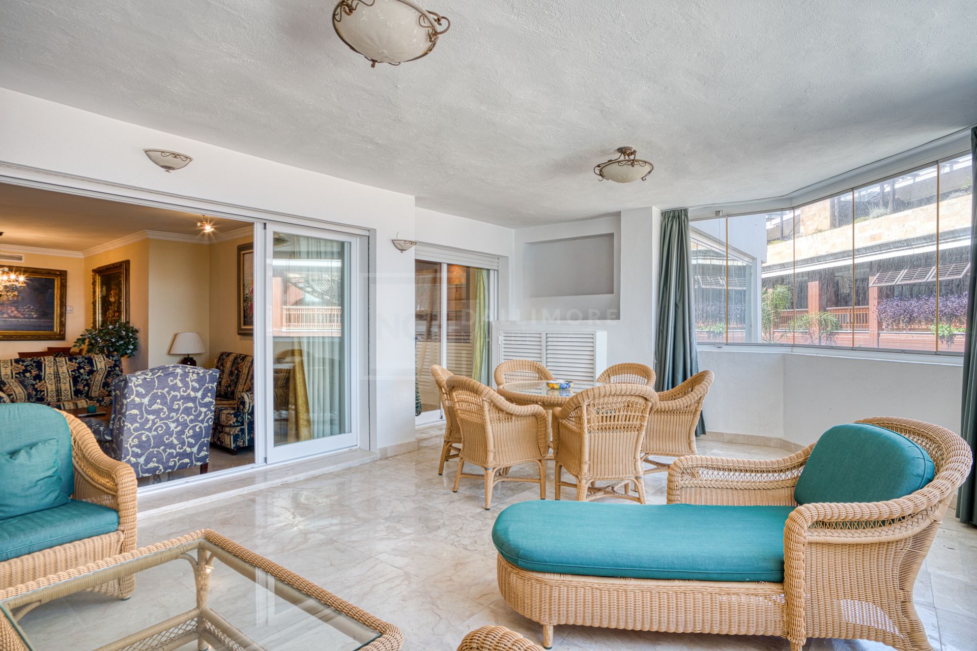 Exclusivo Apartamento de dos dormitorios con vistas al mar en La Herradura, Marbella