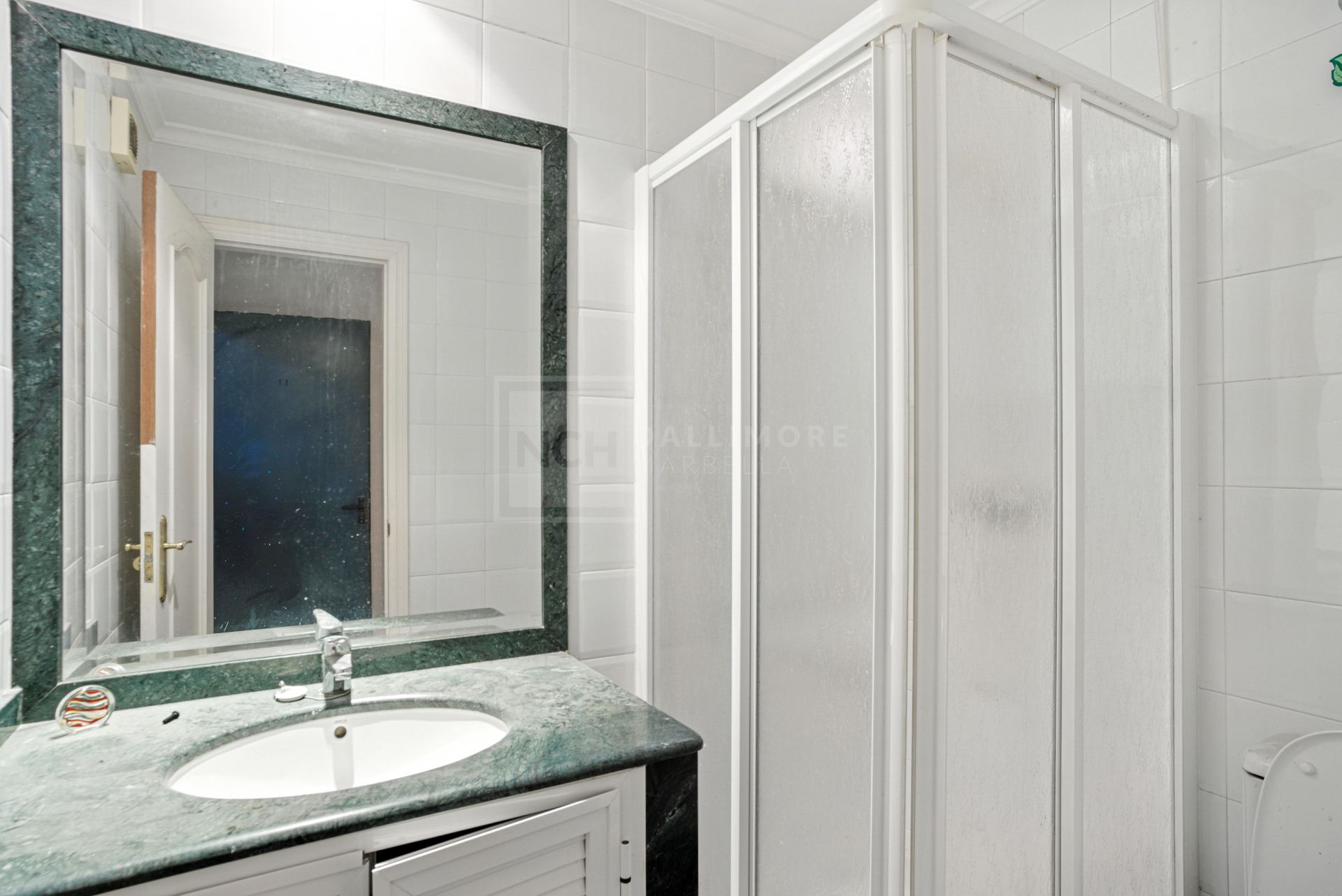 Exclusivo Apartamento de dos dormitorios con vistas al mar en La Herradura, Marbella