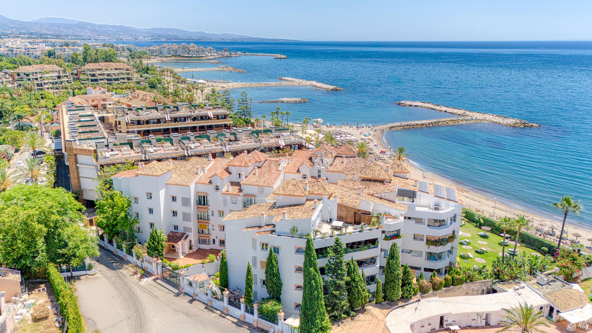 Exclusivo Apartamento de dos dormitorios con vistas al mar en La Herradura, Marbella