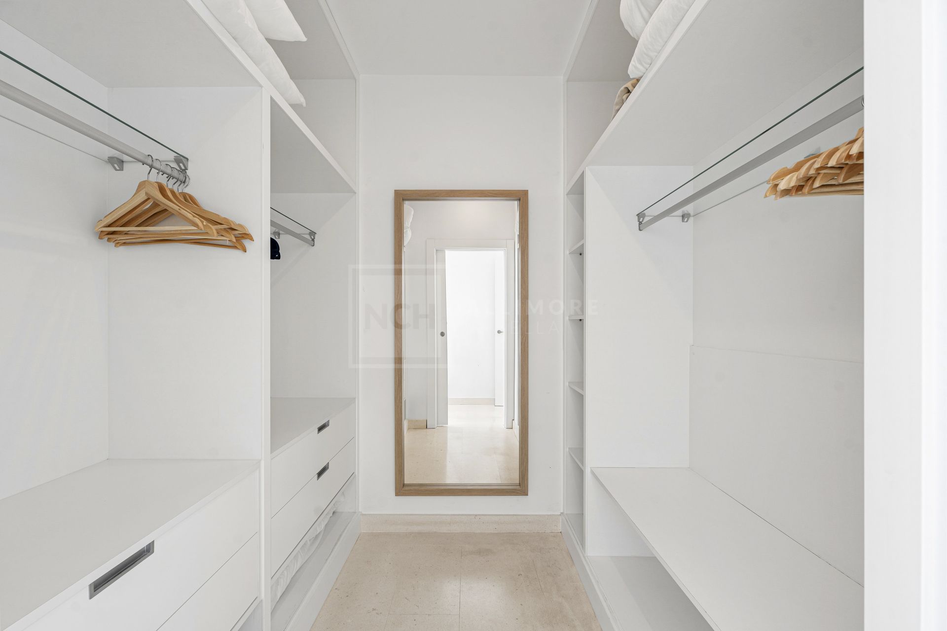 MODERN 5-BEDROOM VILLA IN GATED COMMUNITY