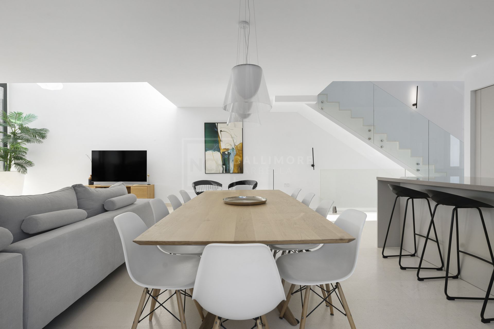 MODERN 5-BEDROOM VILLA IN GATED COMMUNITY