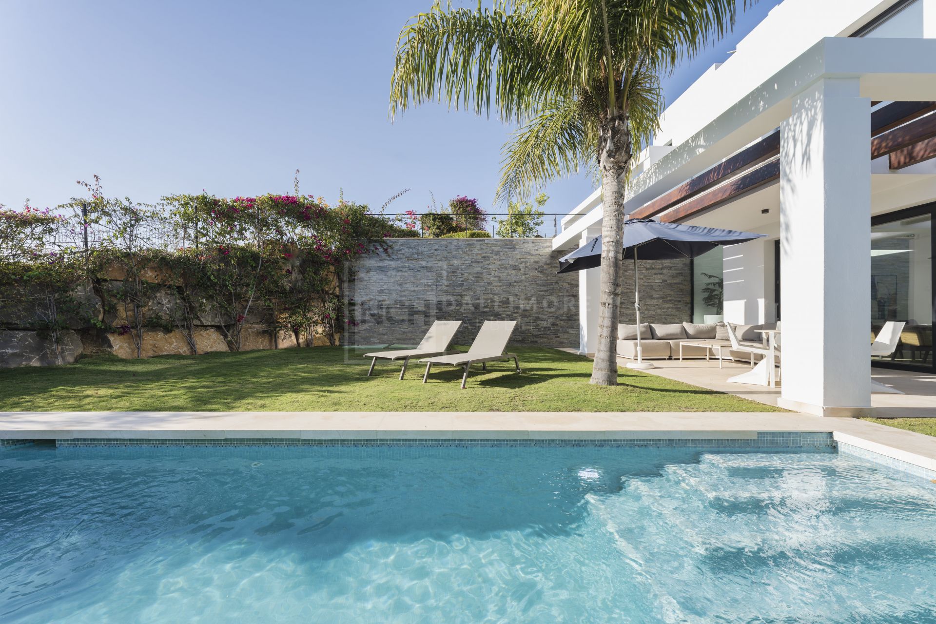 MODERN 5-BEDROOM VILLA IN GATED COMMUNITY